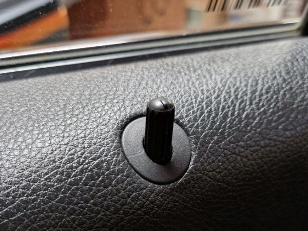 PRZYCISK RYGIEL GRZYBEK BLOKADY ZAMKA DRZWI W204 W208 W209 W210 W211 W212 Producent części Ertons