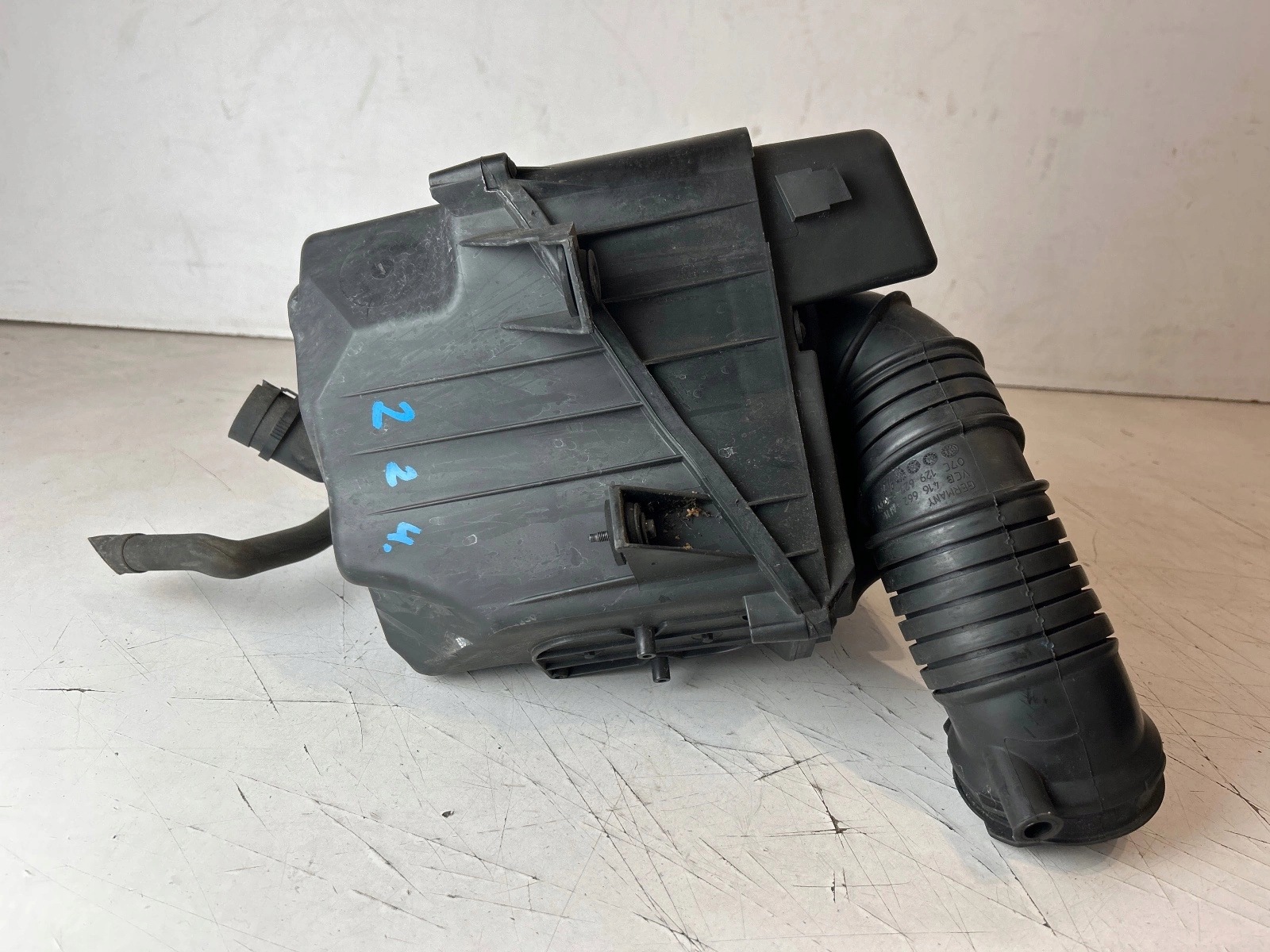 air filter housing Audi A8 D3 lift 6.0 W12
