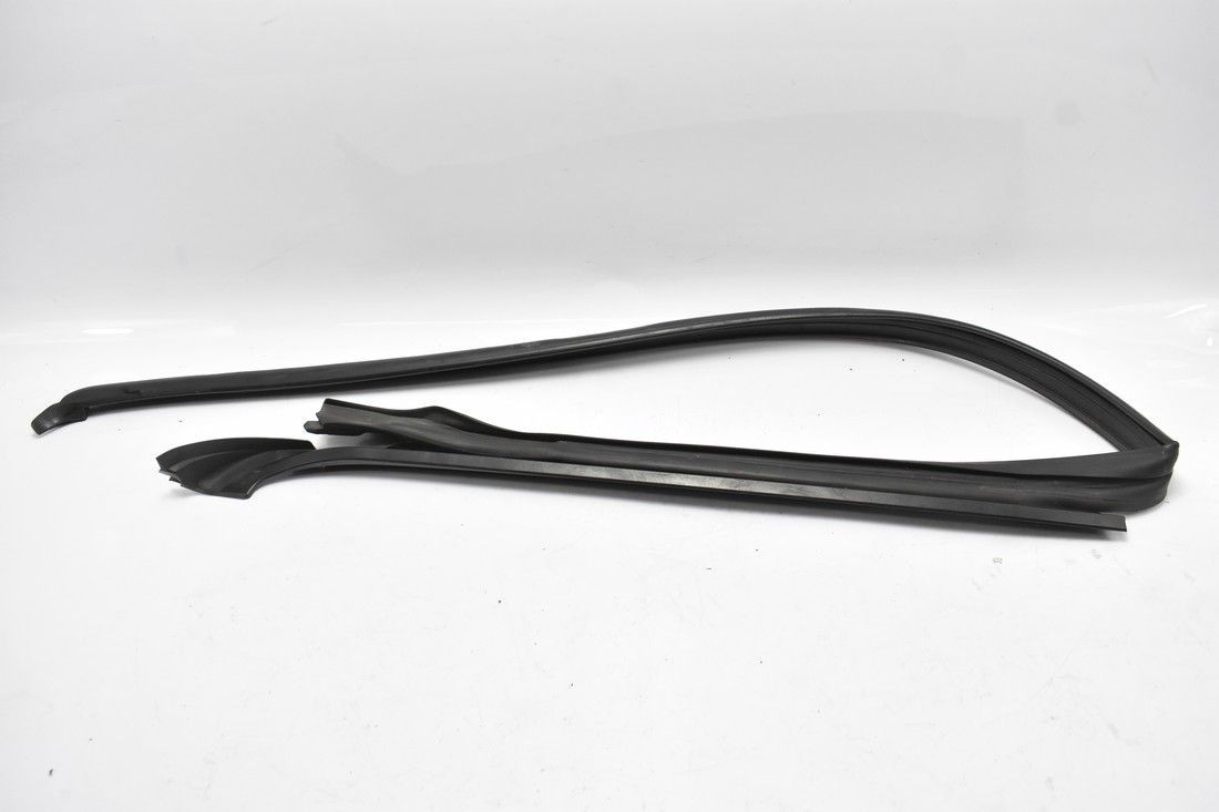 LISTWA USZCZELKA SZYBY CZOLOWEJ PRAWA RANGER II