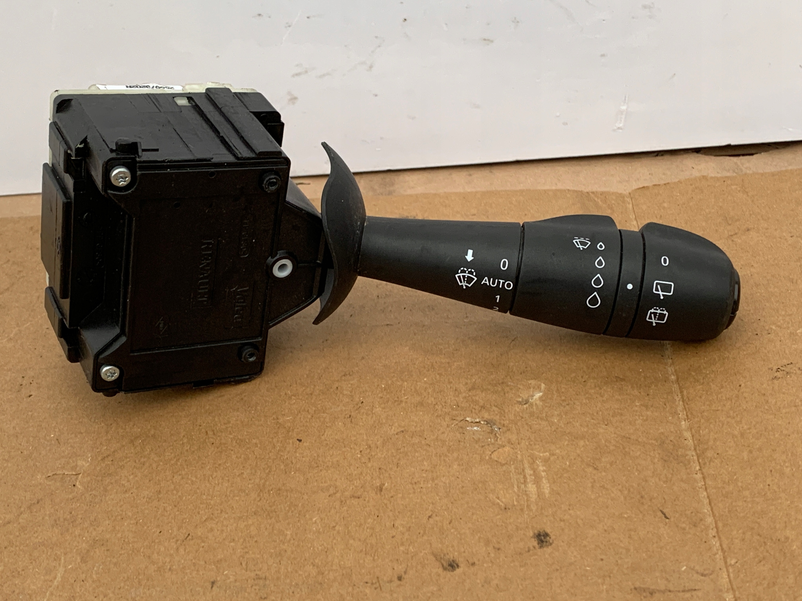 PRZEŁĄCZNIK WYCIERACZEK RENAULT CLIO IV CAPTUR 255673202R