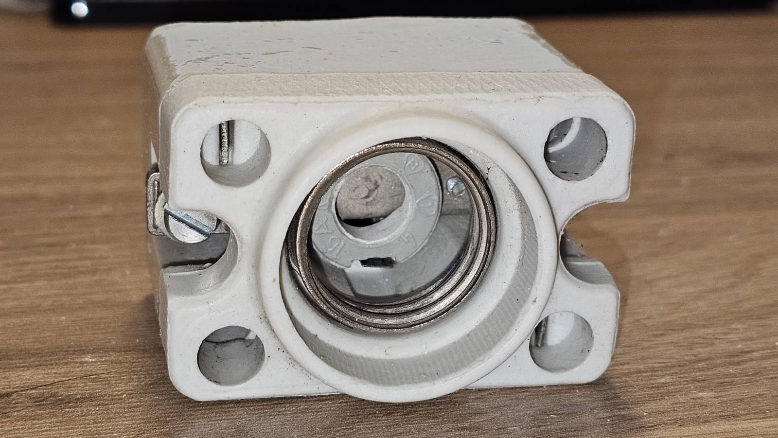 GNIAZDO PORCELANOWE BEZPIECZNIKOWE TYP 576 25A 660V