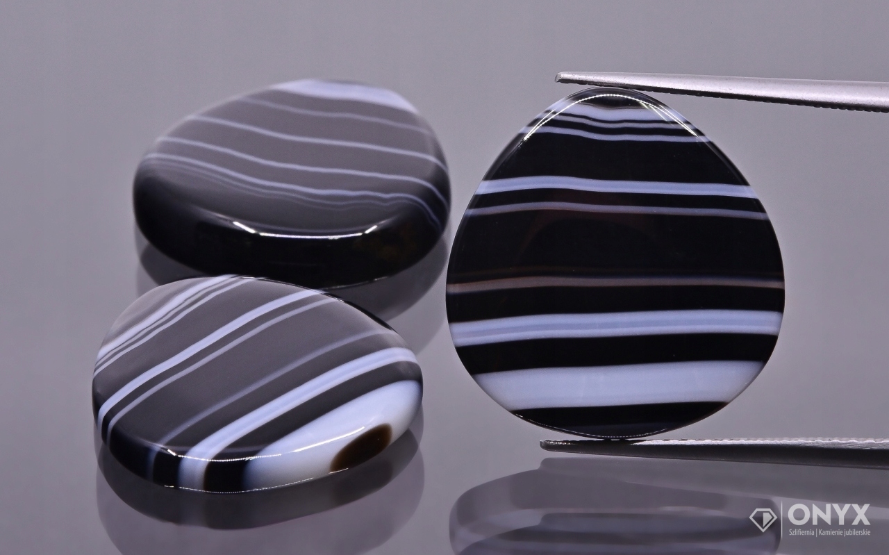Onyx pruhovaný kabošon Komplet bilion 18x17 mm