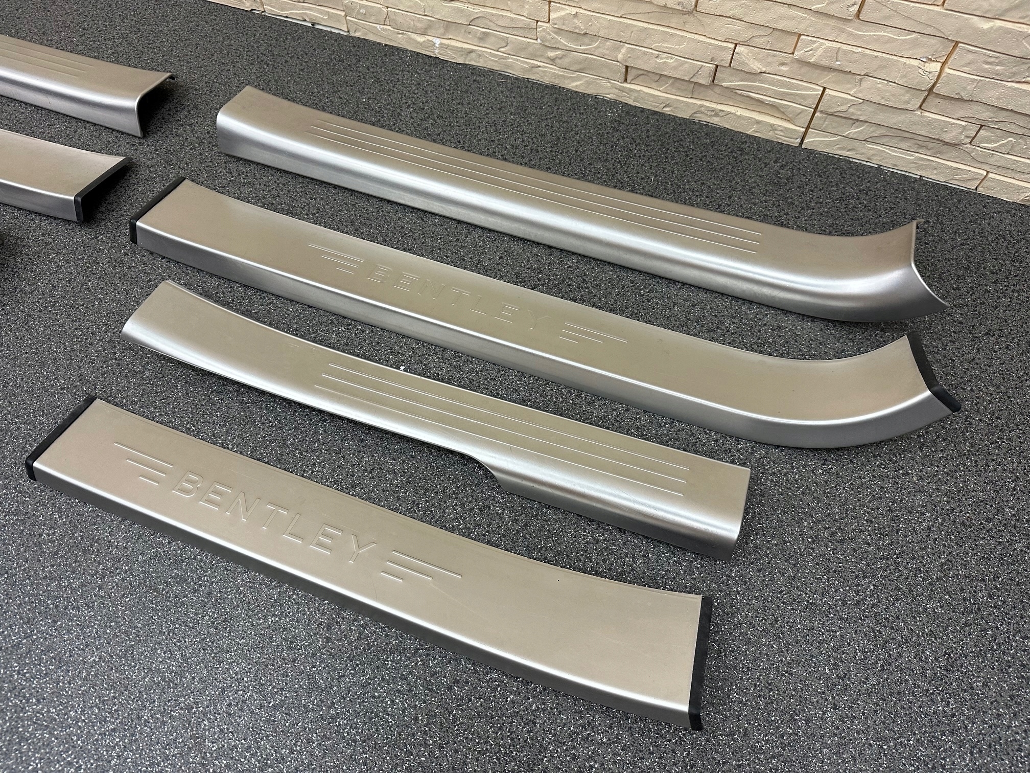 BENTLEY FLYING SPUR 2008 LISTWA LISTWY PROGOWE NAKŁADKA Typ samochodu Samochody osobowe