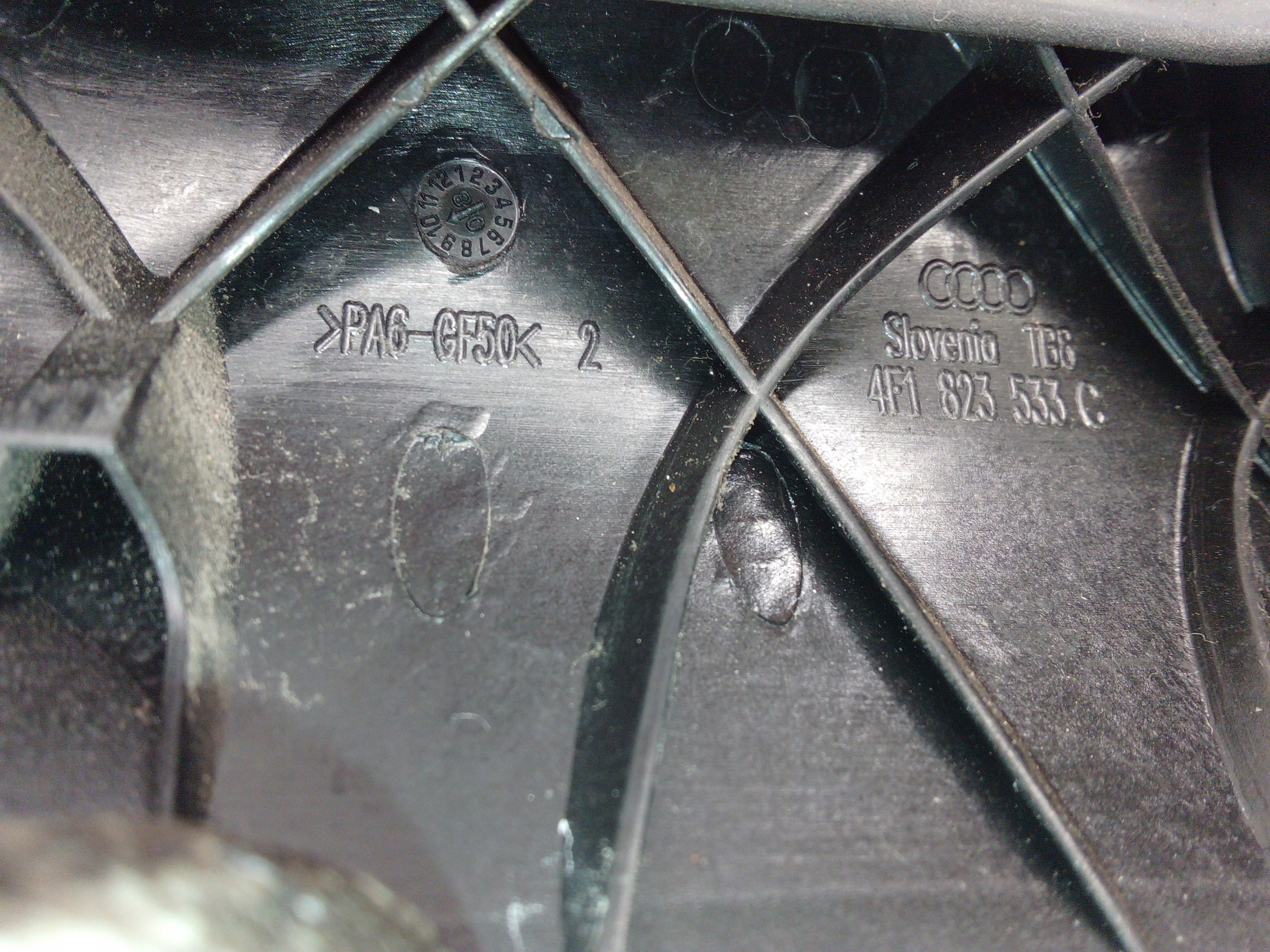 RĄCZKA OTWIERANIA MASKI AUDI A6 C6 4F1823533C Typ samochodu Samochody osobowe