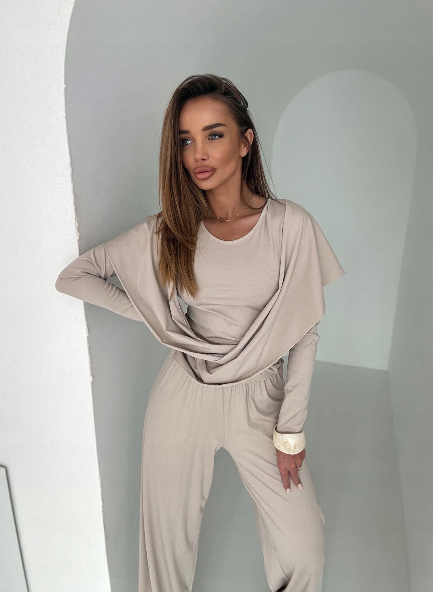 Dámský komplet kalhoty halenka s kapucí Medi světle béžová Agatha Studio