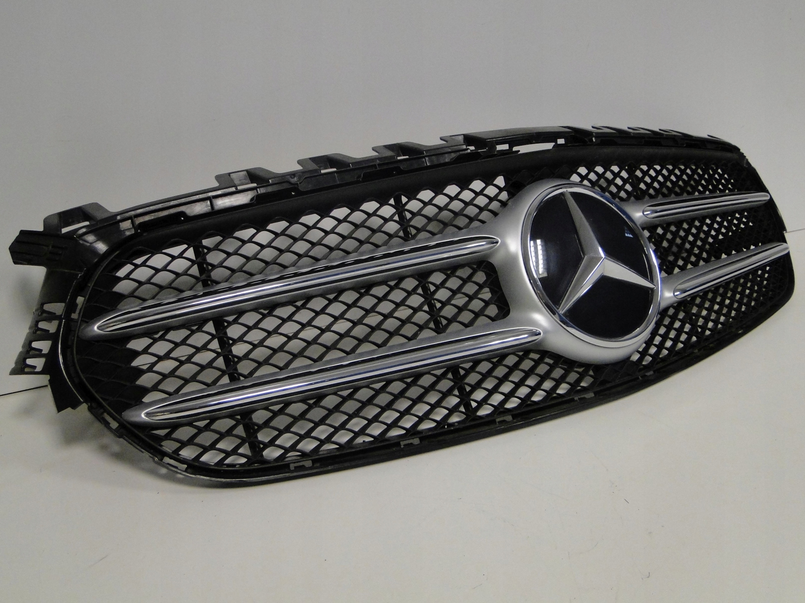 MERCEDES B KLASA W247 247 GRILL ATRAPA BEZ KAMERY + GWIAZDA EMBLEMAT Kolor srebrny