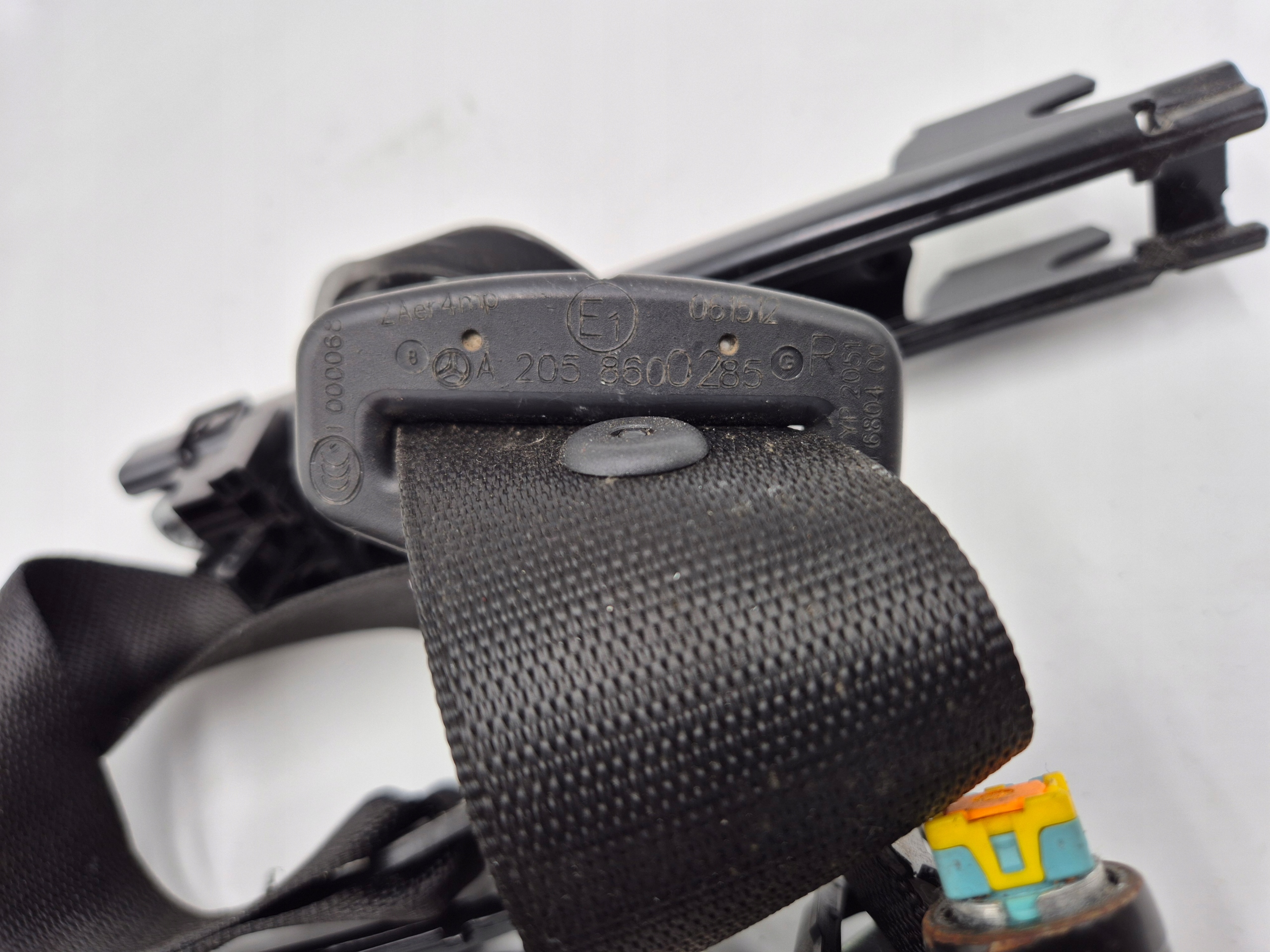 tension belt safety front front right 2058600285 MERCEDES W205 original