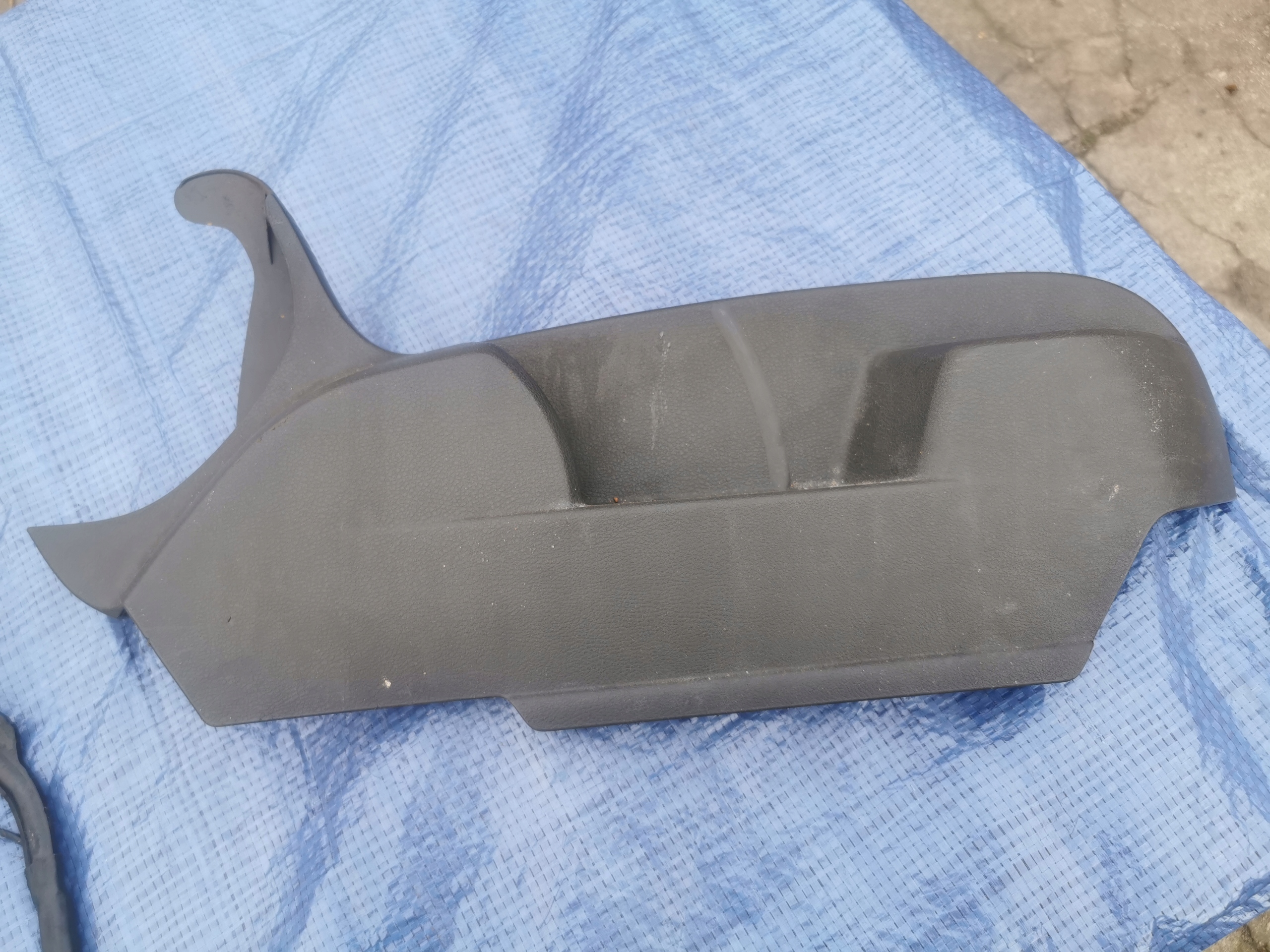 Golf V Plus osłona fotela przód prawa 5M0881314F