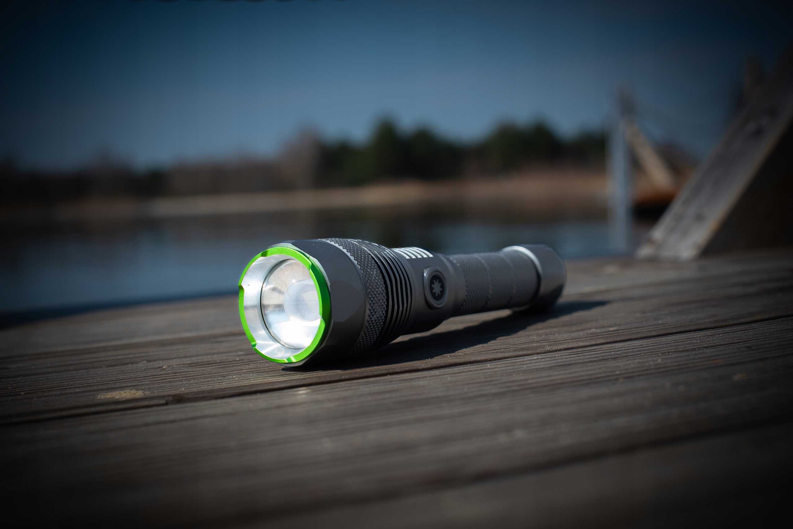 LATARKA LED TAKTYCZNA AKUMULATOROWA WODOODPORNA USB-C ZOOM 3000lm PRO VAYOX Długość 21 cm