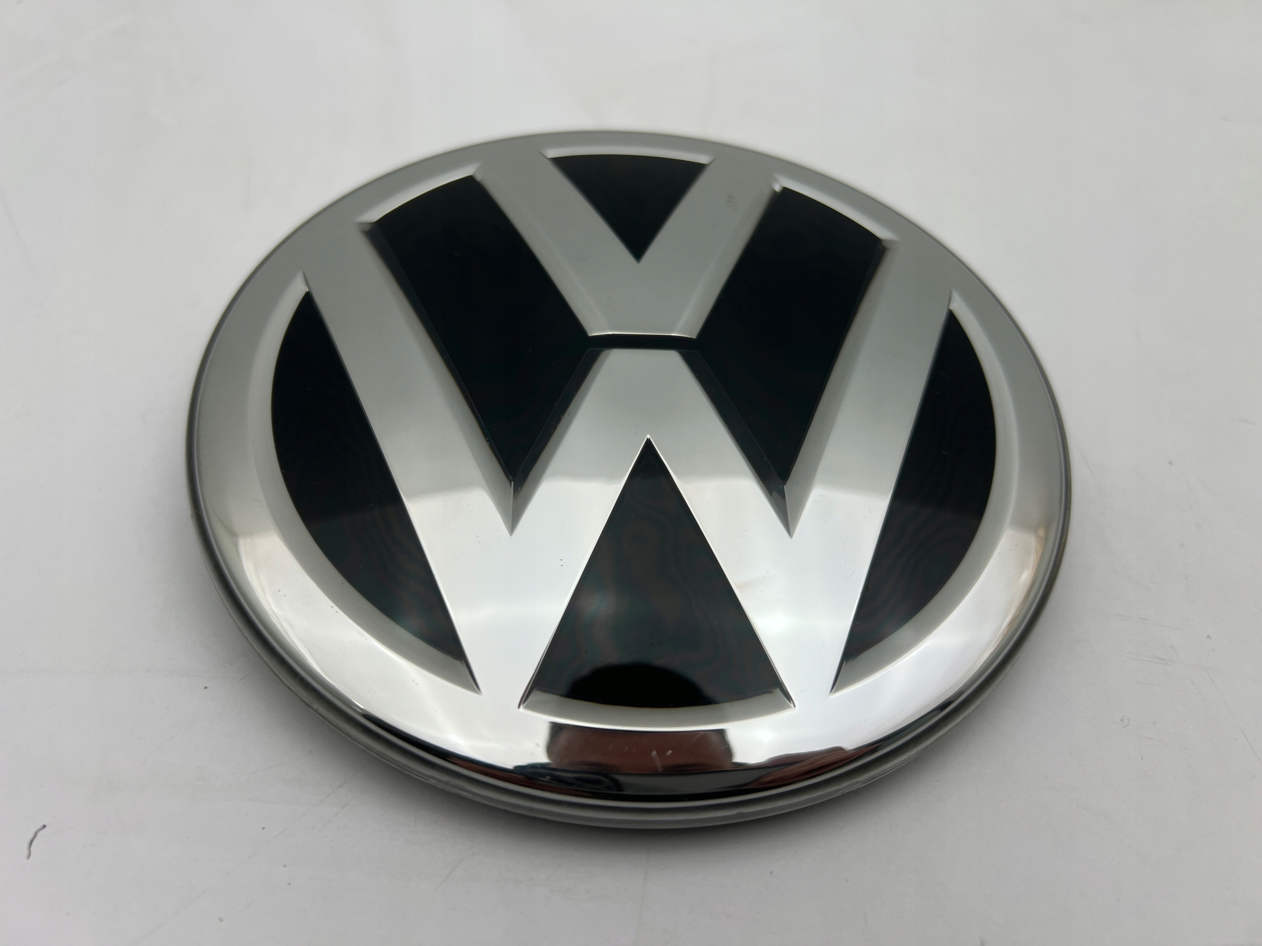 VW CADDY IV 2K5 EMBLEMAT ZNACZEK ATRAPY POD RADAR ORYGINAŁ 15-20 Numer katalogowy części 2K5853601A SULIK