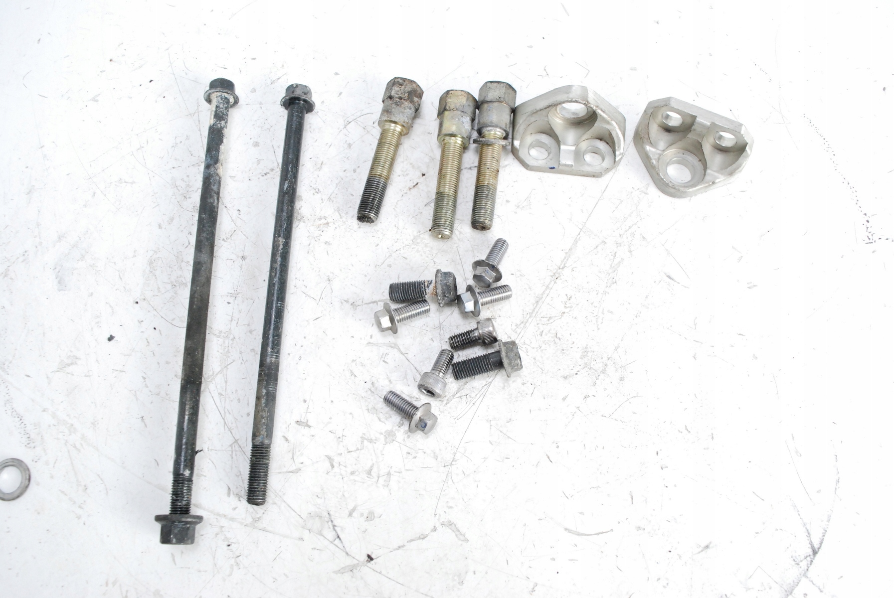 Śruby mocujące silnika YAMAHA FJR 1300 06-12