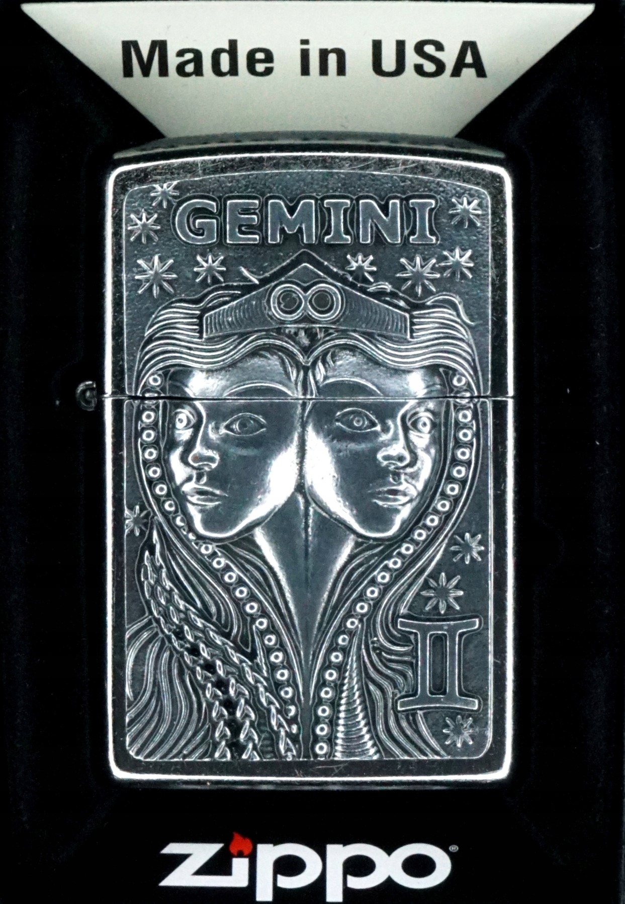 Zapalovač Zippo Zodiac Gemini dvojčata 2006503 Větruodolný benzínový