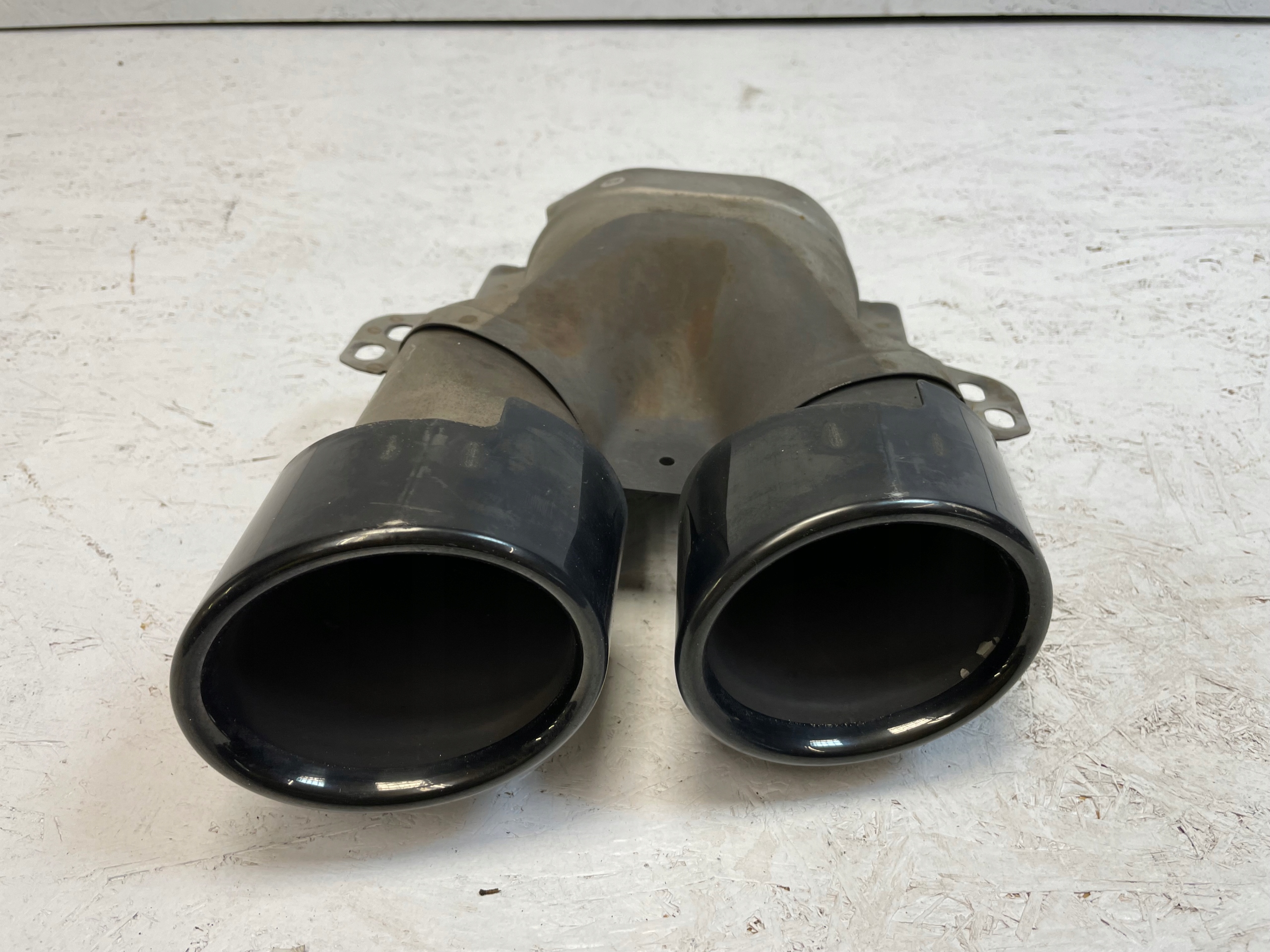 Левый выхлопной наконечник Mercedes C Class w205 43 amg