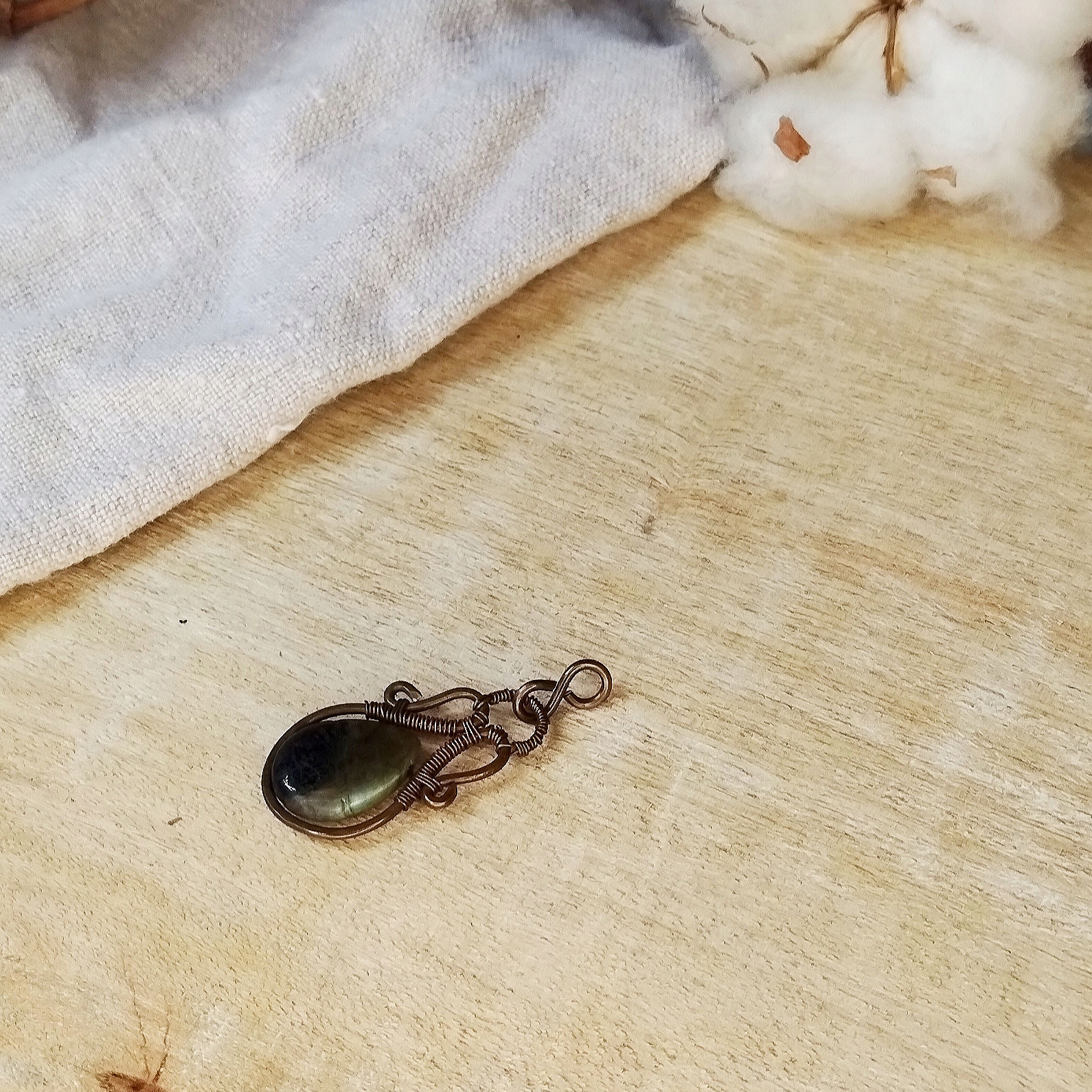Ručně vyráběný přívěsek s labradoritem měděný wire-wrapping