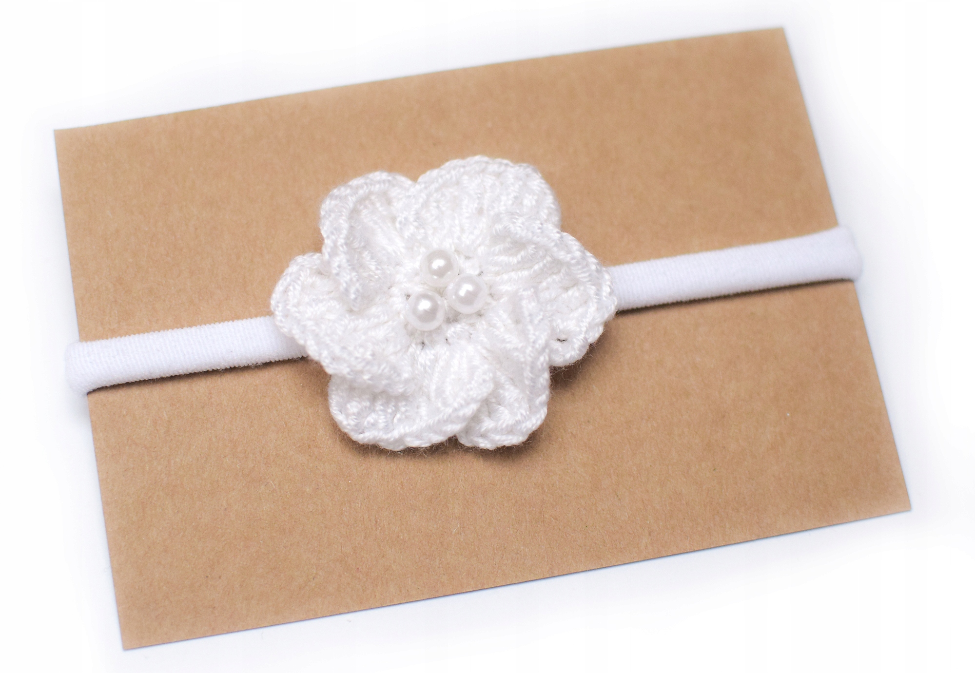 OPASKA na głowę niemowlęca z kwiatuszkiem, biały i perełki, do chrztu