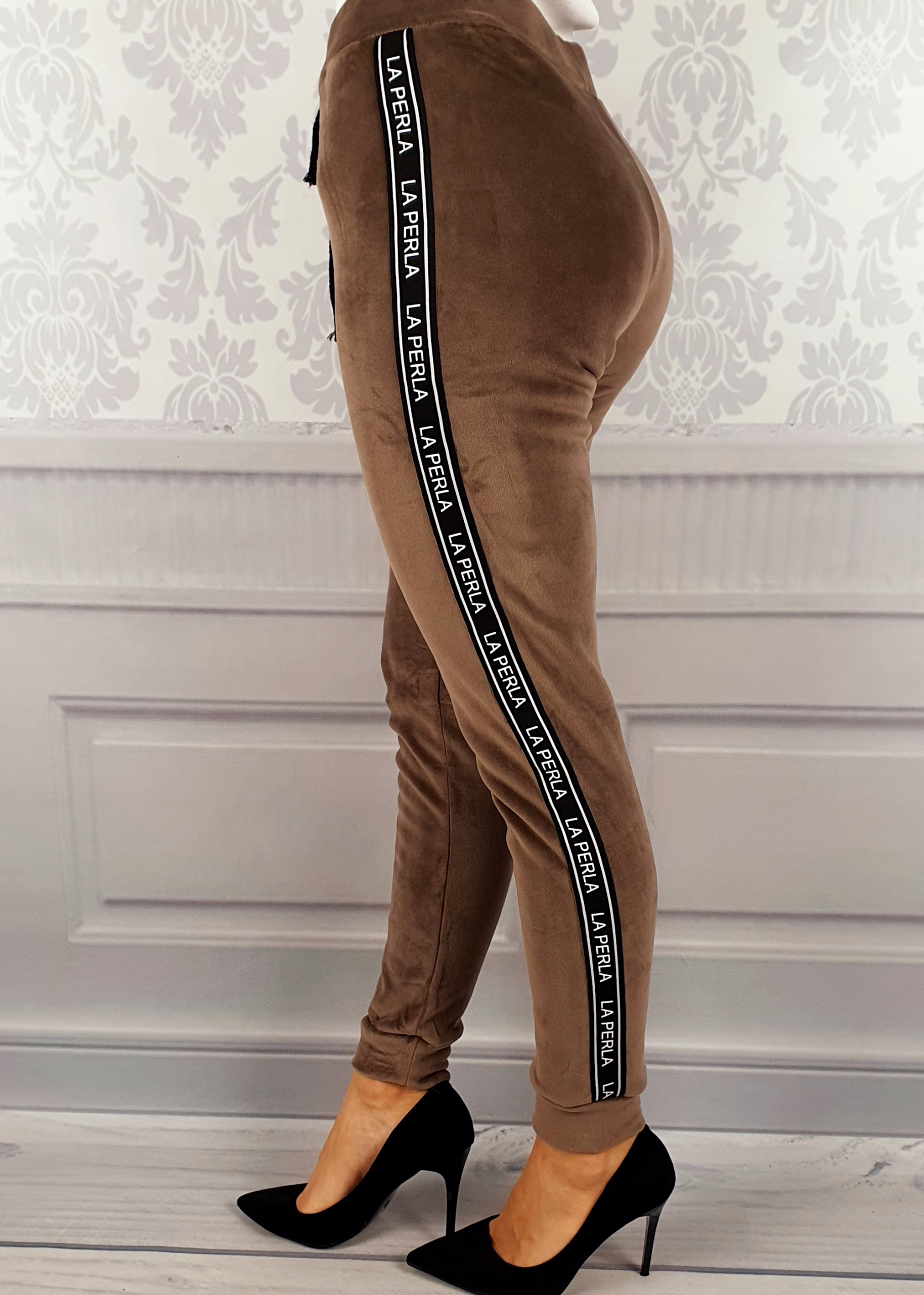 #OCIEPLANE - SPODNIE - DRESOWE - DAMSKIE - WELUR Skład materiałowy Poliamid 85% Elastan 15%