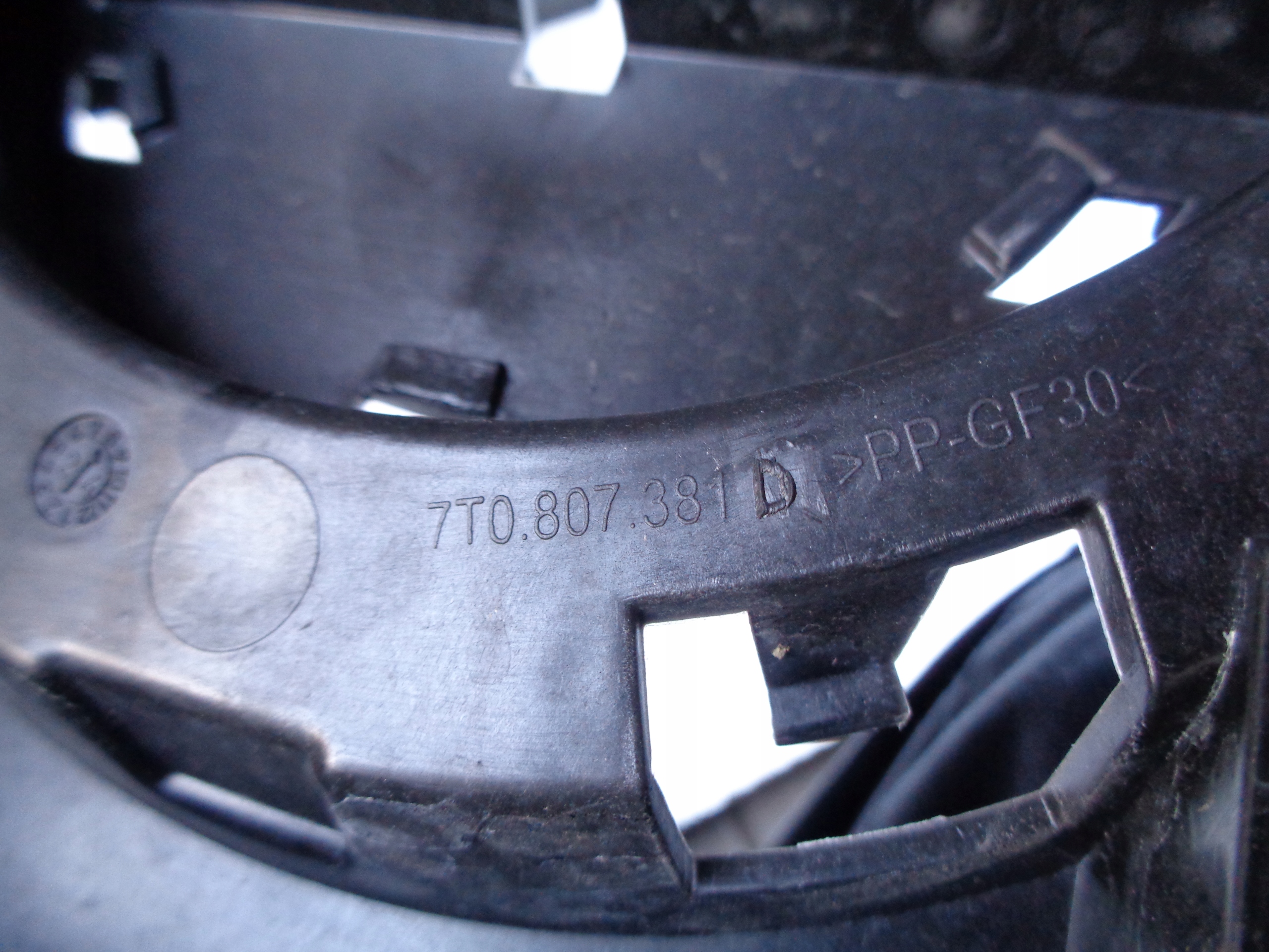 pillar of a bumper upper support grille VW T7 7T 7T0 21