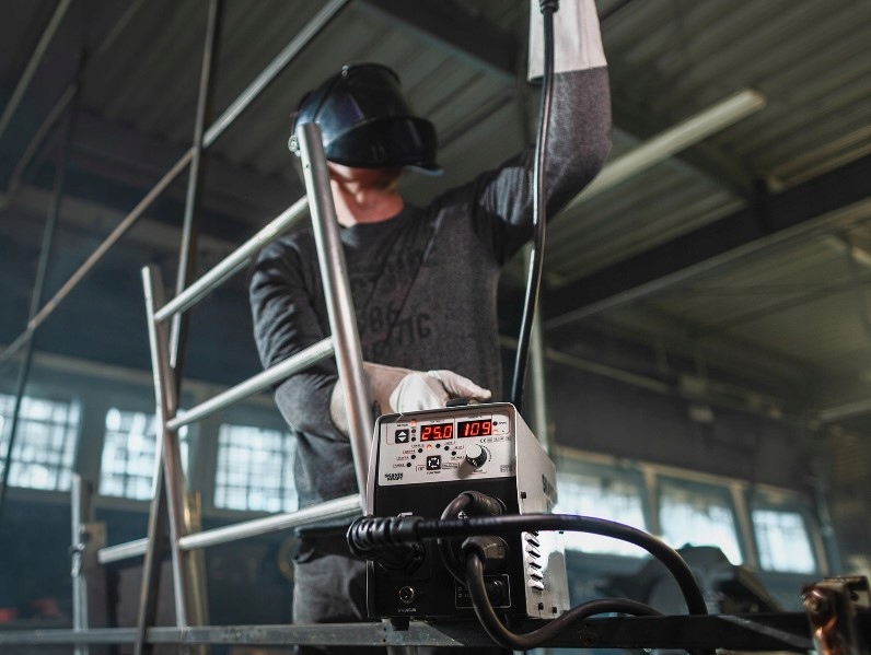 PÓŁAUTOMAT SPAWALNICZY SKANDI KRAFT MIG 210 MMA TIG 230V 200A SYNERGIA IGBT Model ISIMPLE MIG 210