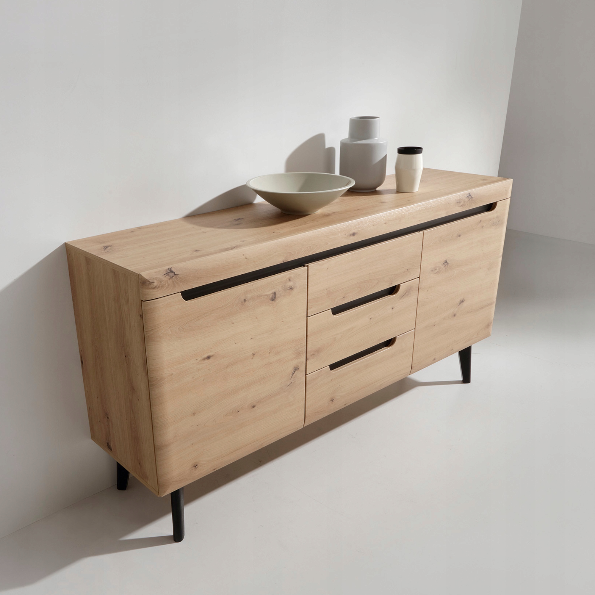Komodee Moderná komoda Sudburry NKSZ107 Dub Artisan Čierne doplnky