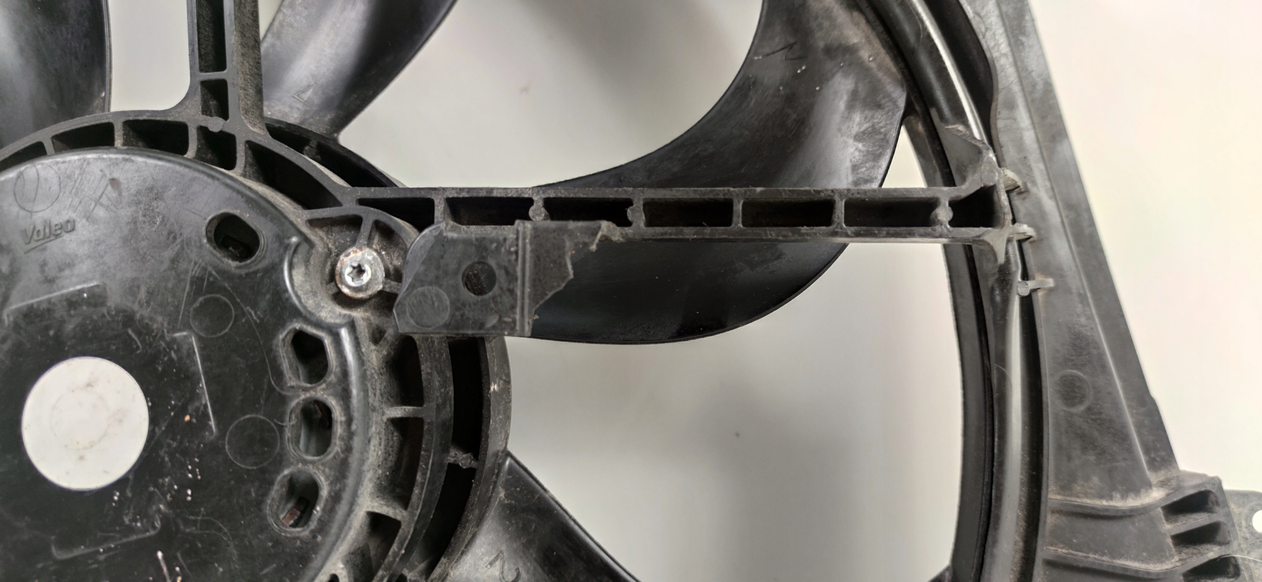 QASHQAI J11 WENTYLATOR OBUDOWA 21481-4BE0A Producent części Nissan OE