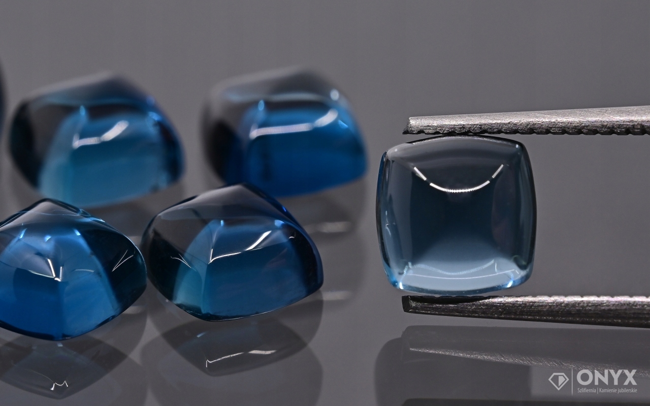 Topaz London Blue kabošon cushion 7x7 mm