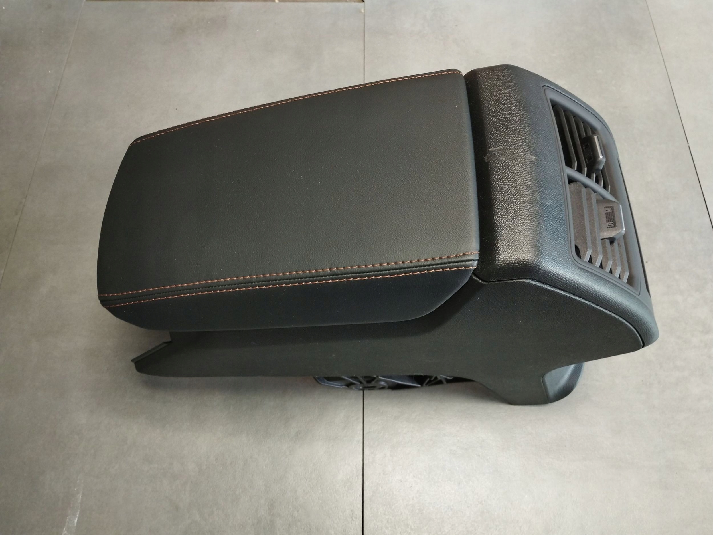 Cupra Formentor Armlehne konsole 5FA858329A