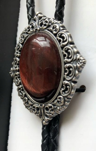 Bolo western postříbřené Červené oko Tygří záda přírodní kůže