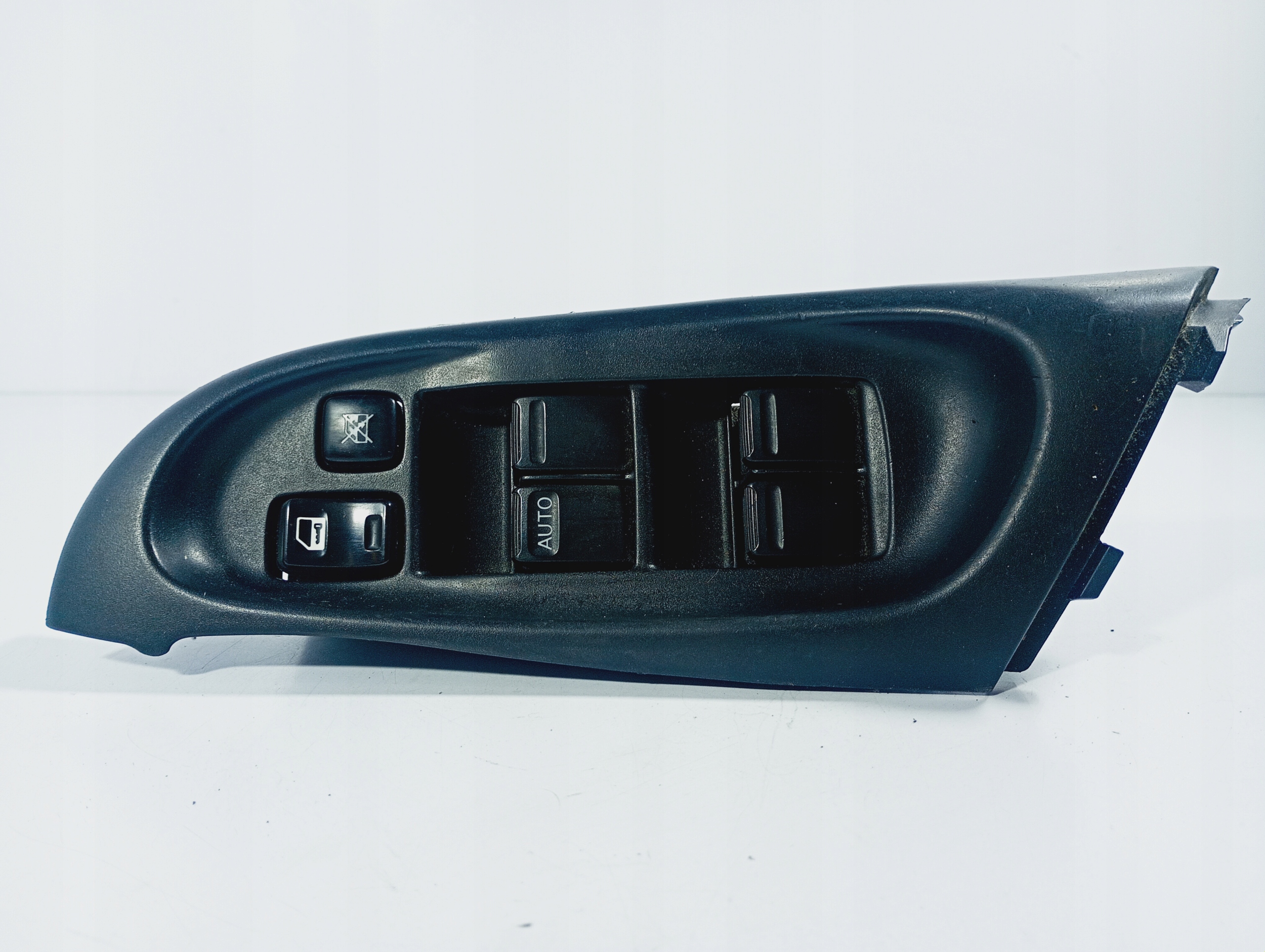 switch switch PANEL of the window left front Nissan Almera N16 00-06