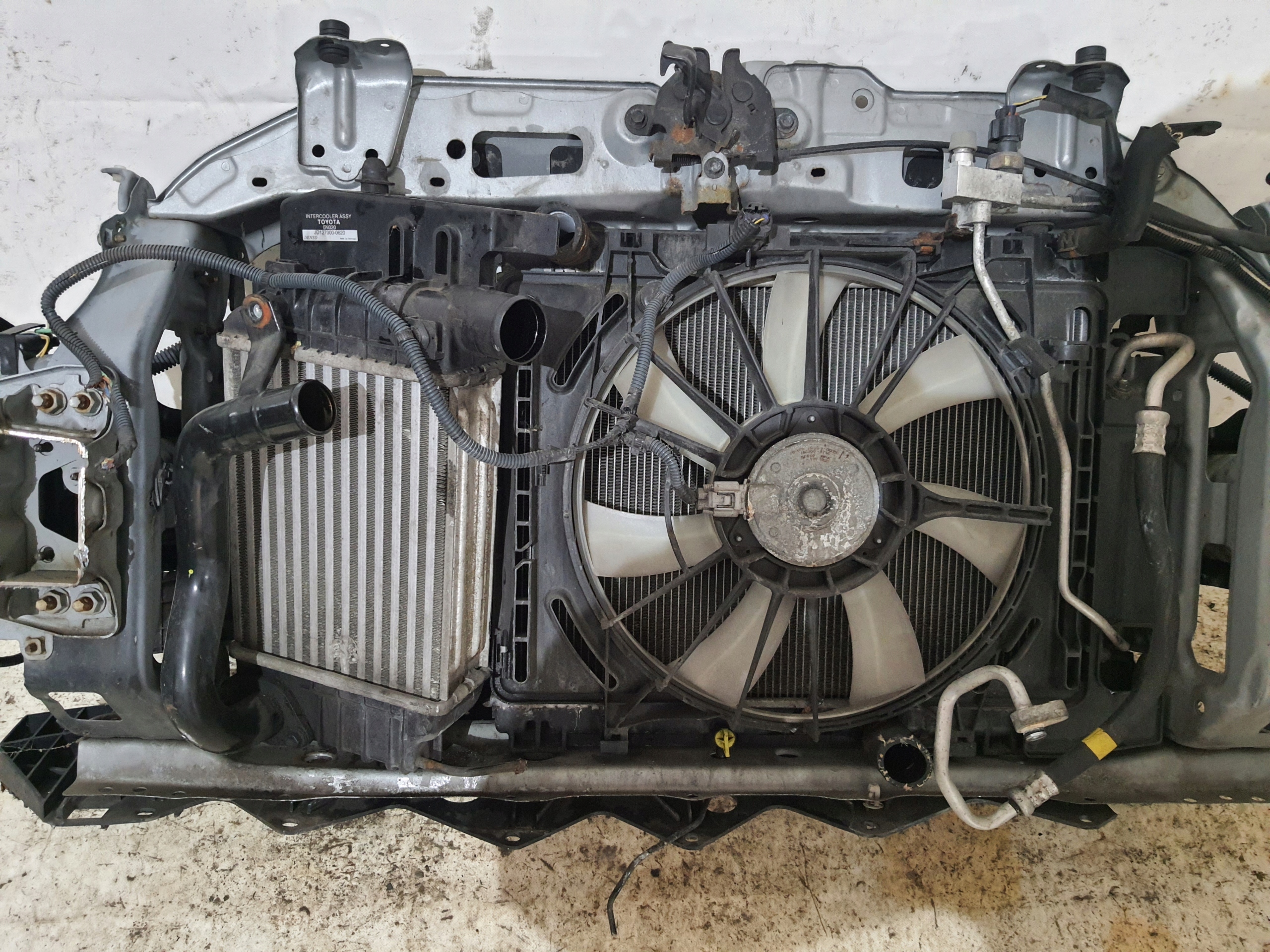 TOYOTA YAIRS II 06-09 1F8 support panel for radiators D4D