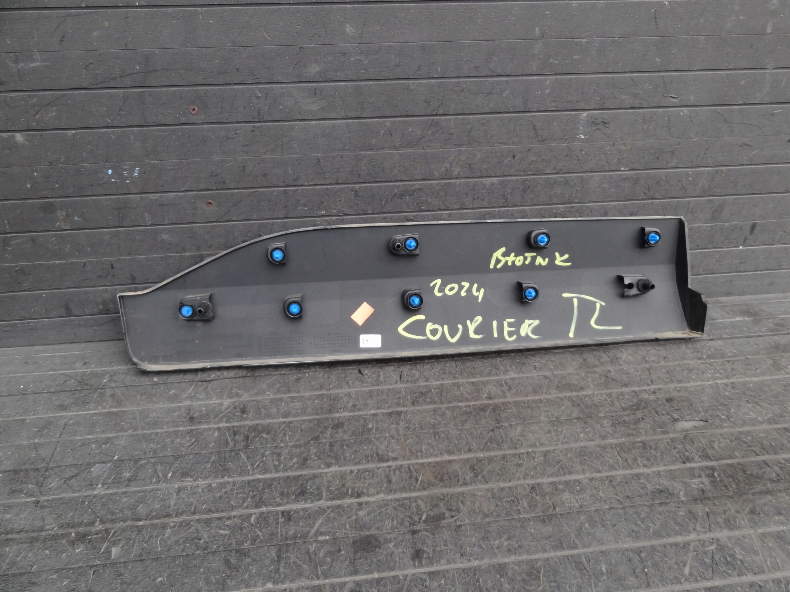 FORD TRANSIT COURIER III MK3 2024 LISTWA BLOTNIK LEWY TYL ORYGINAL Producent części Ford OE