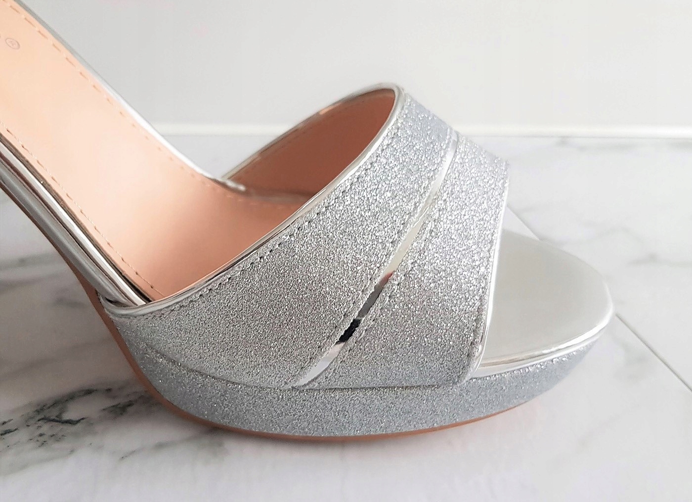 SREBRNE BUTY SANDAŁKI SŁUPEK PLATFORMA BROKAT 39 Kod producenta 590