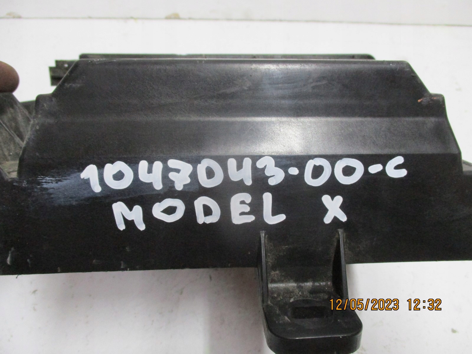 Skrzynka bezpieczników TESLA X 1047043-00-C Producent części Toyota OE