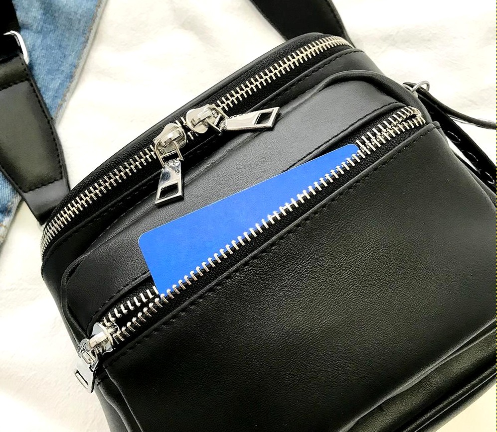 Torebka Skórzana Damska ćwieki listonoszka punk Kolor okuć srebrny