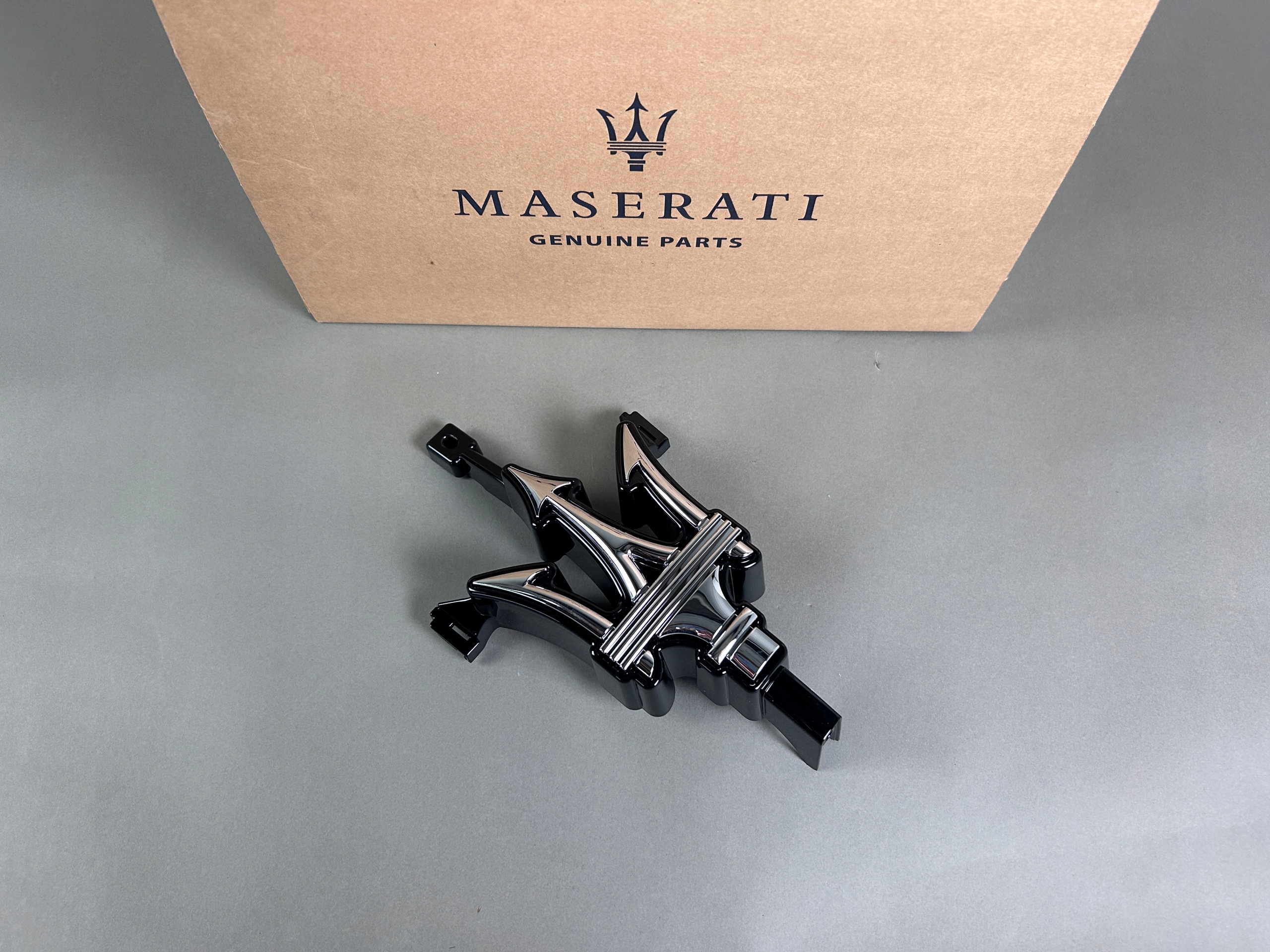 Emblém s podstavcom Maserati Quattroporte lift 17