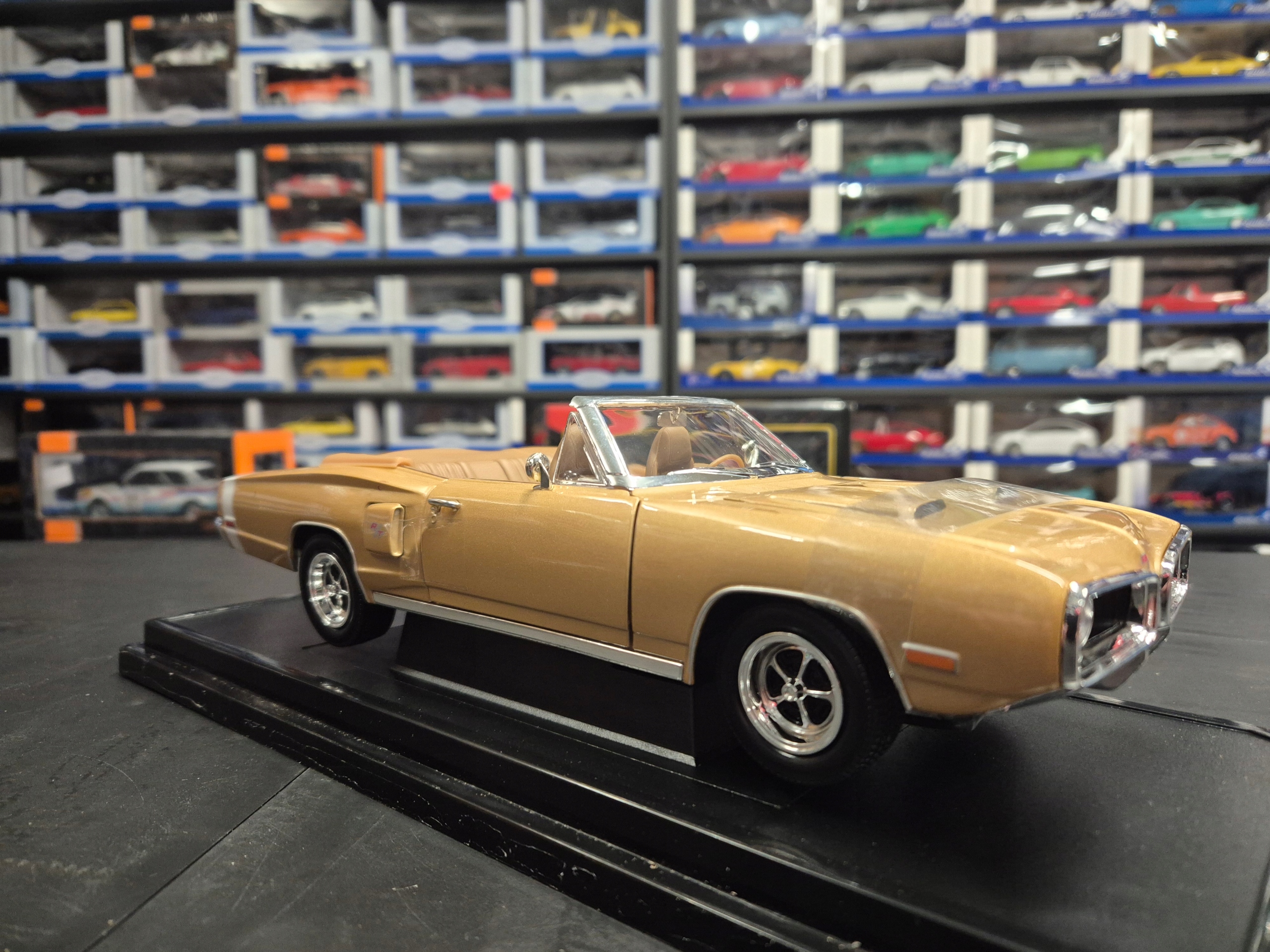 DODGE CORONET R/T ZŁOTY 1/18 ROAD SIGNATURE LDC 92548 Model CORONET R/T