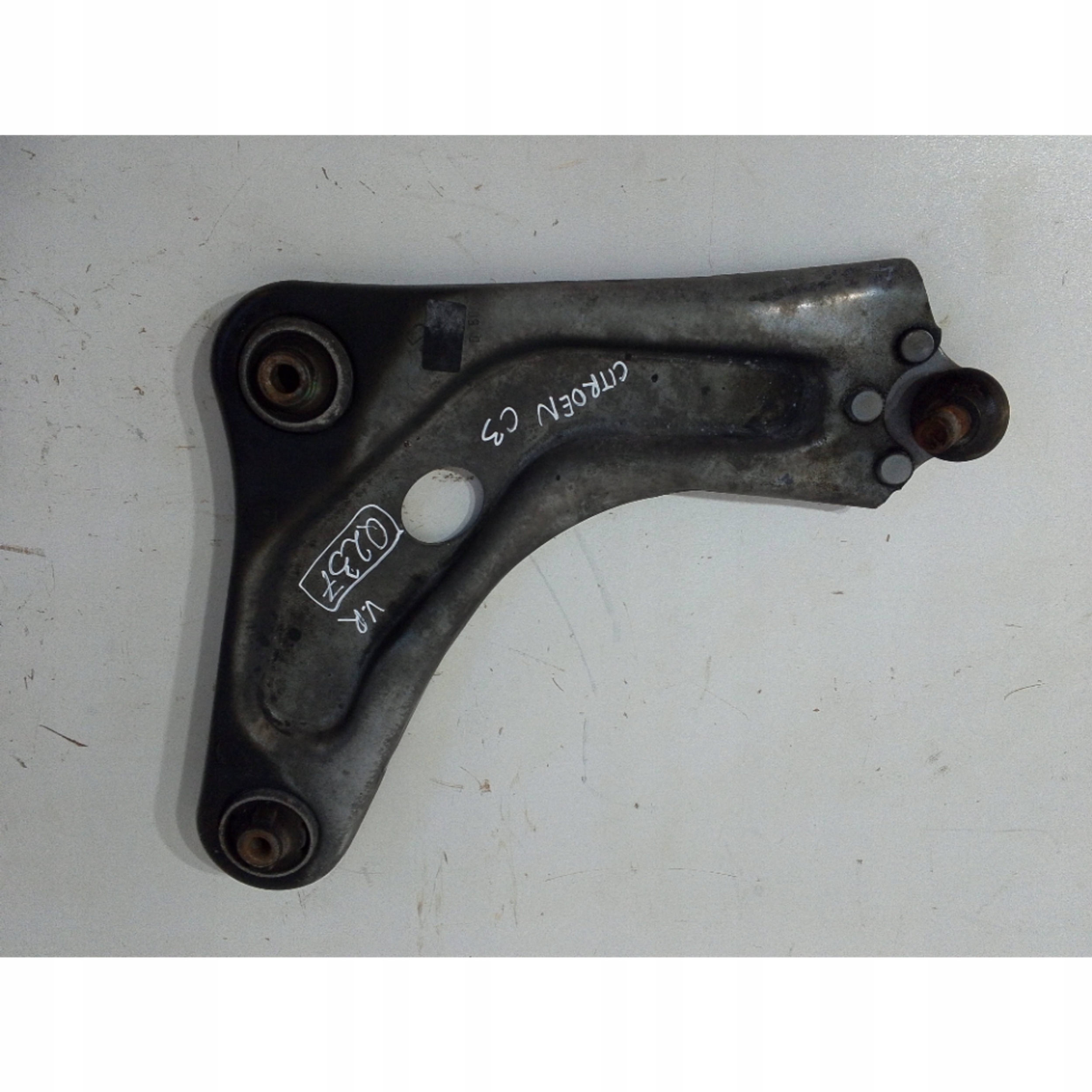 Citroen C3 C4 Peugeot 208 arm front right (Q237)