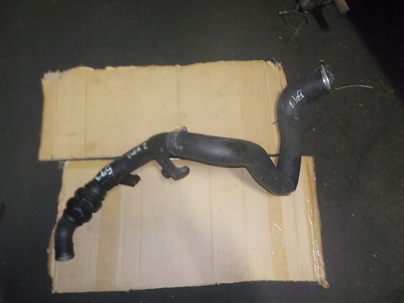 256242 - ТРУБКА ИНТЕРКУЛЕРА KUGA MK2 FV41-6C646-DC