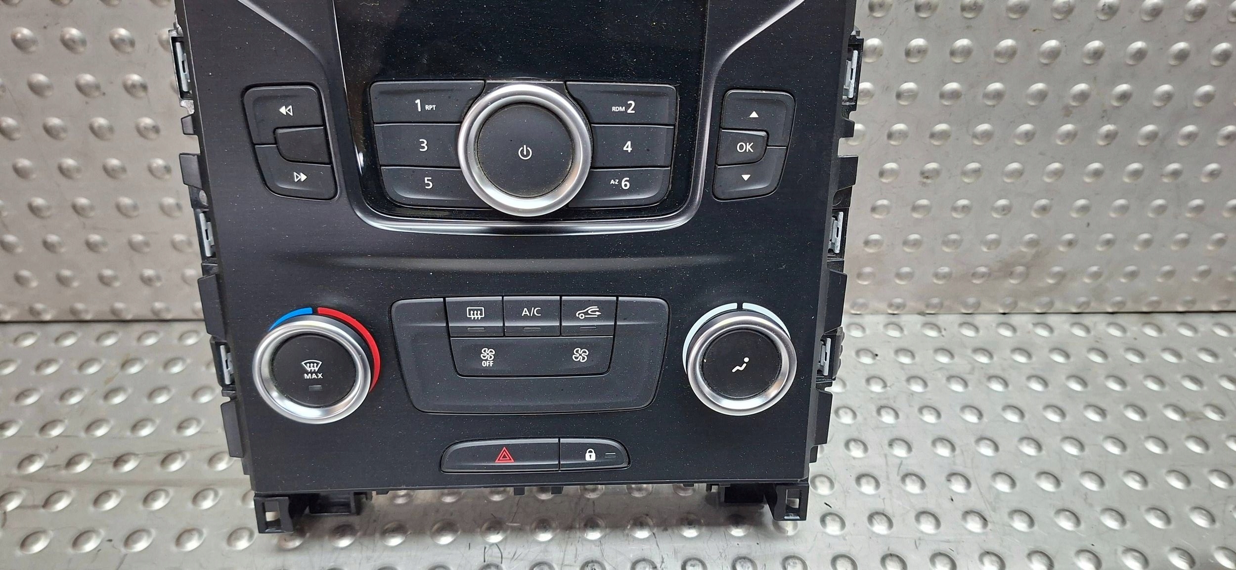 display RADIA PANELNAWIEWU 681834648R RENAULT MEGANE IV 2015