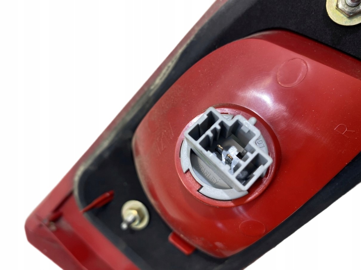 feu droite arrière du capot MAZDA 2 2ZR964835-02