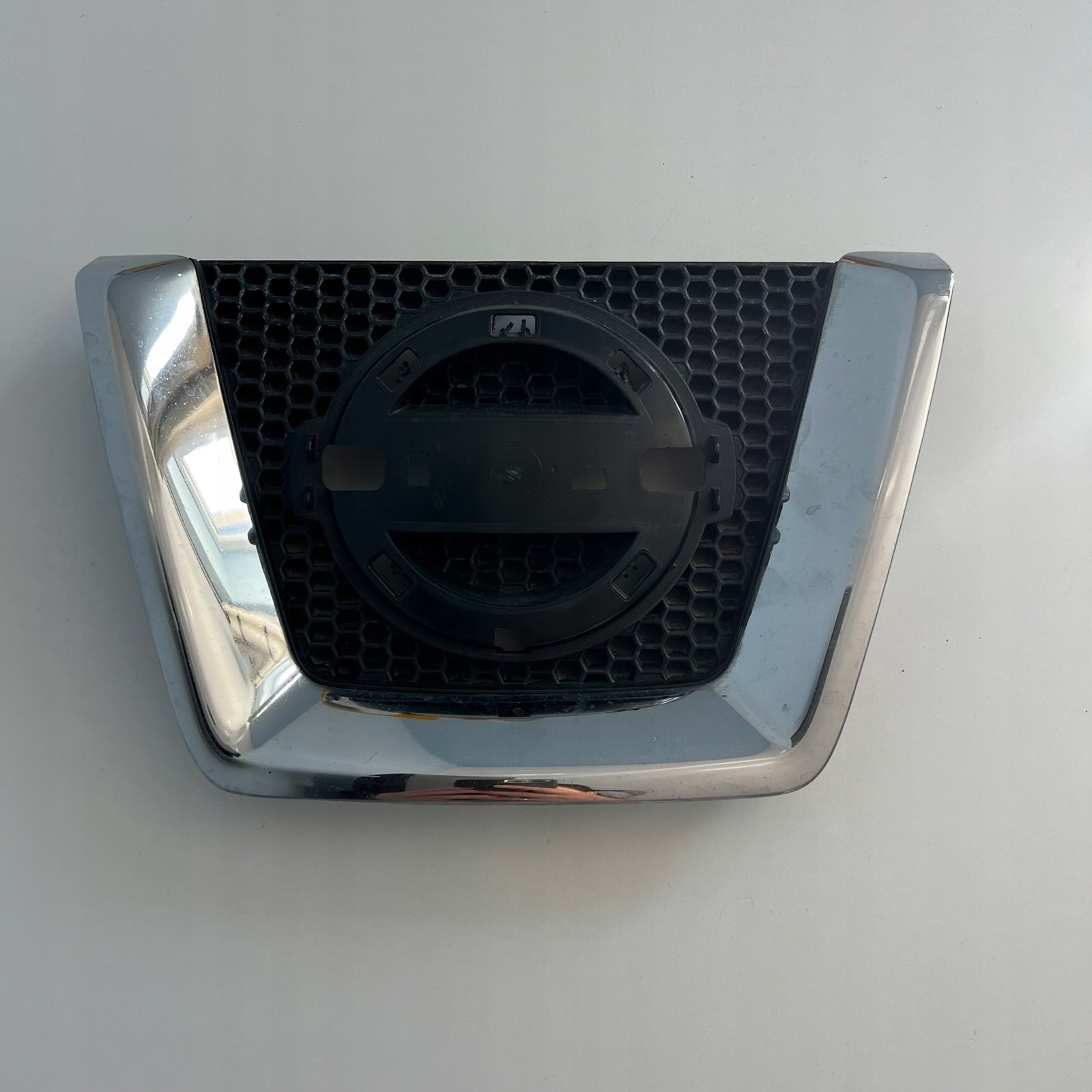Nissan Qashqai 06-09 Grille Grille Logo 62314JD00A