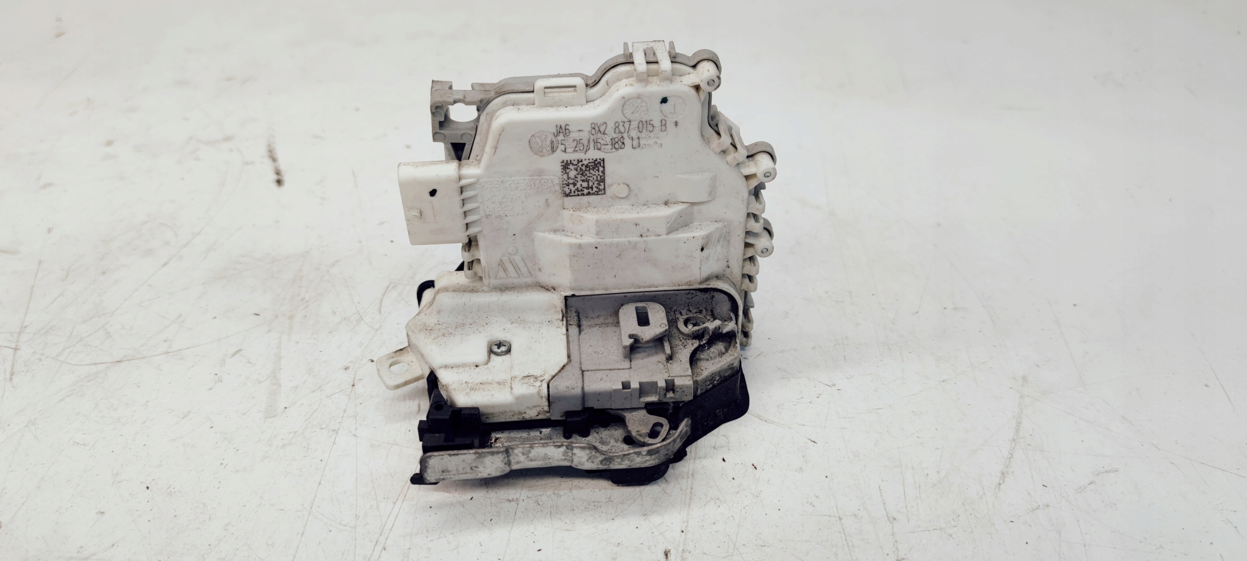 lock door left front AUDI A3 8V 8X2837015B 6 PIN