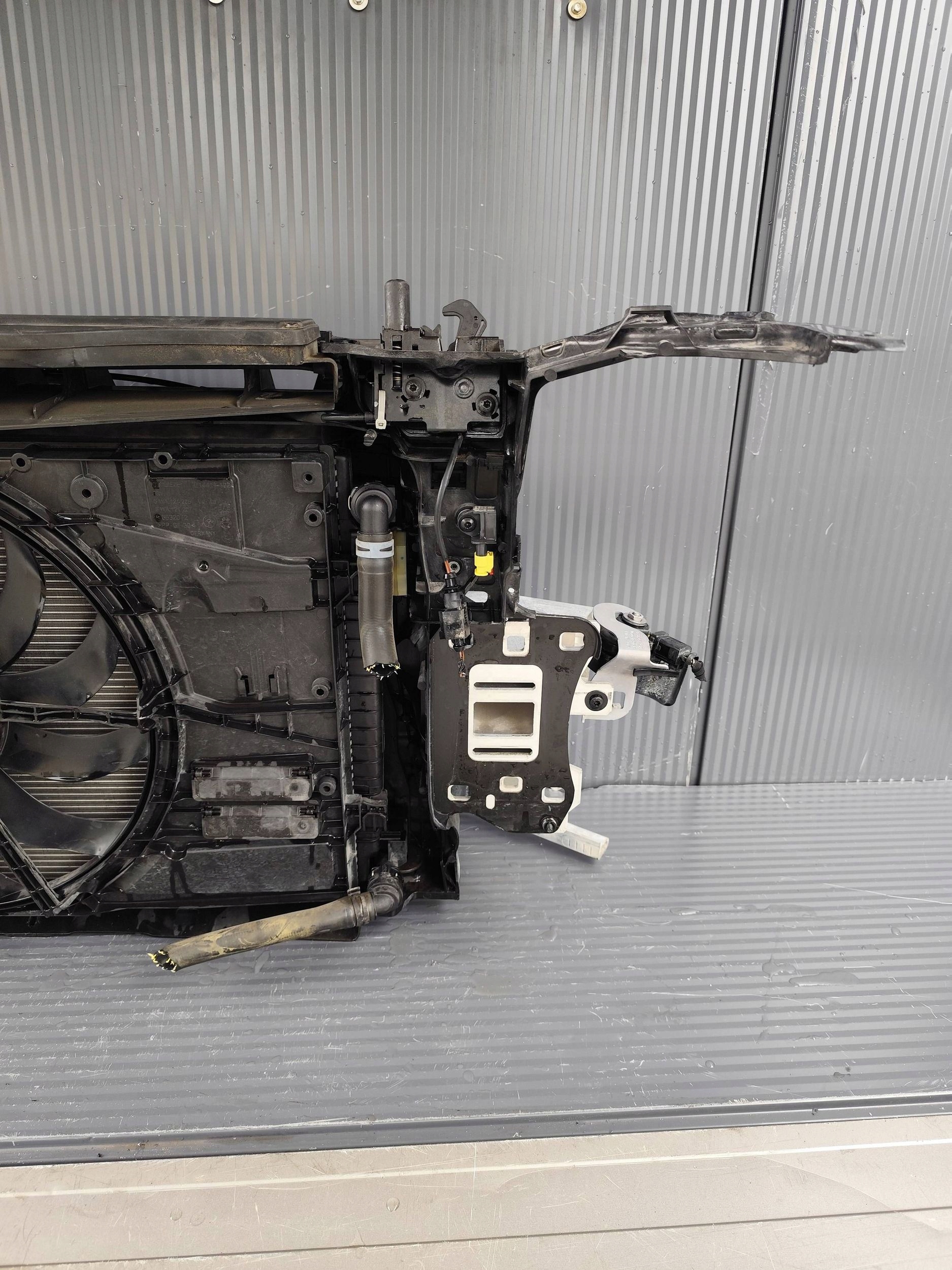 AUDI Q3 II 83A support panel for radiators radiator complete DEMONTAZ