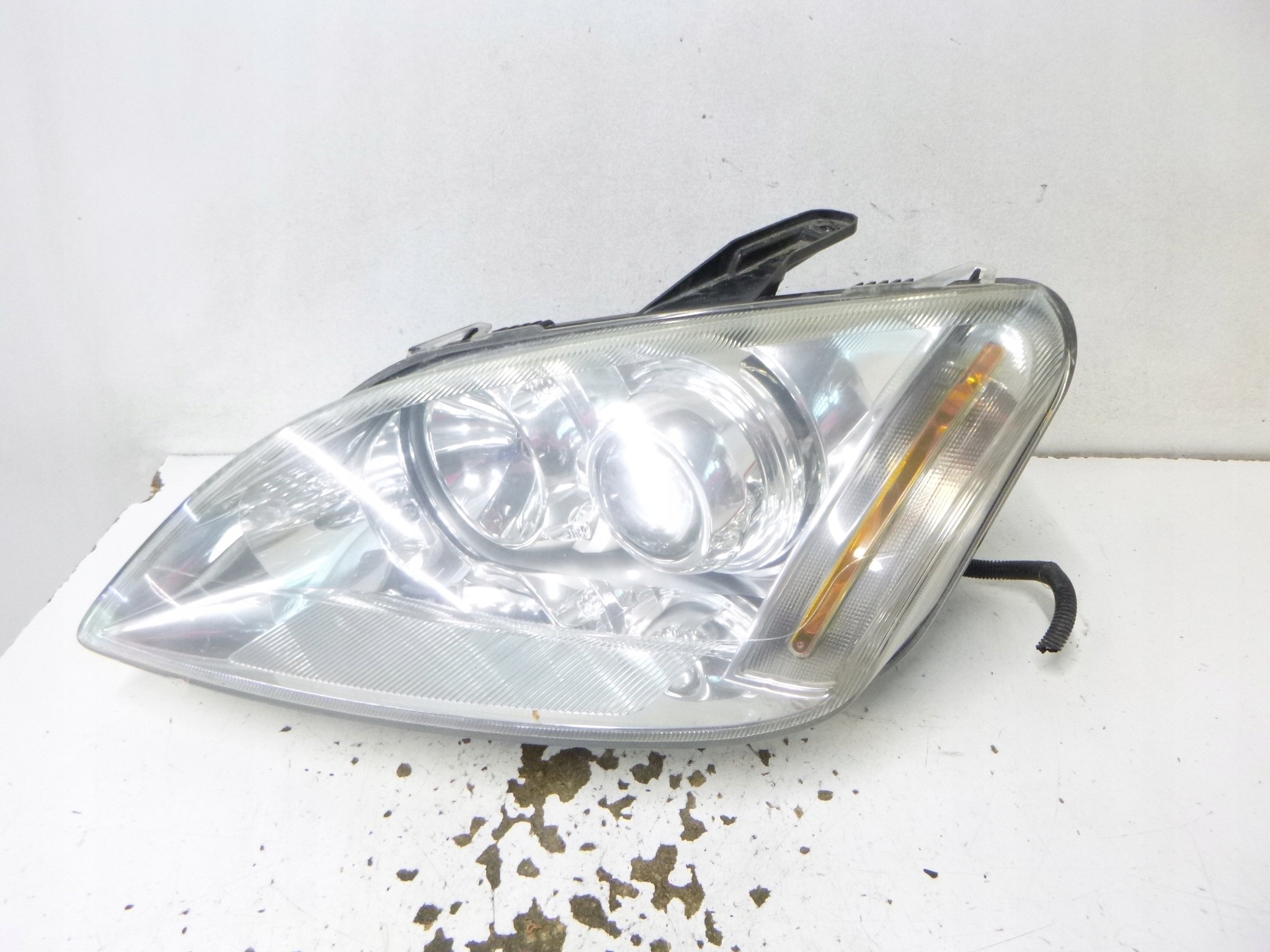REFLEKTOR front left XENON – FORD C-MAX (2003–2007) HELLA 5DV008290-00