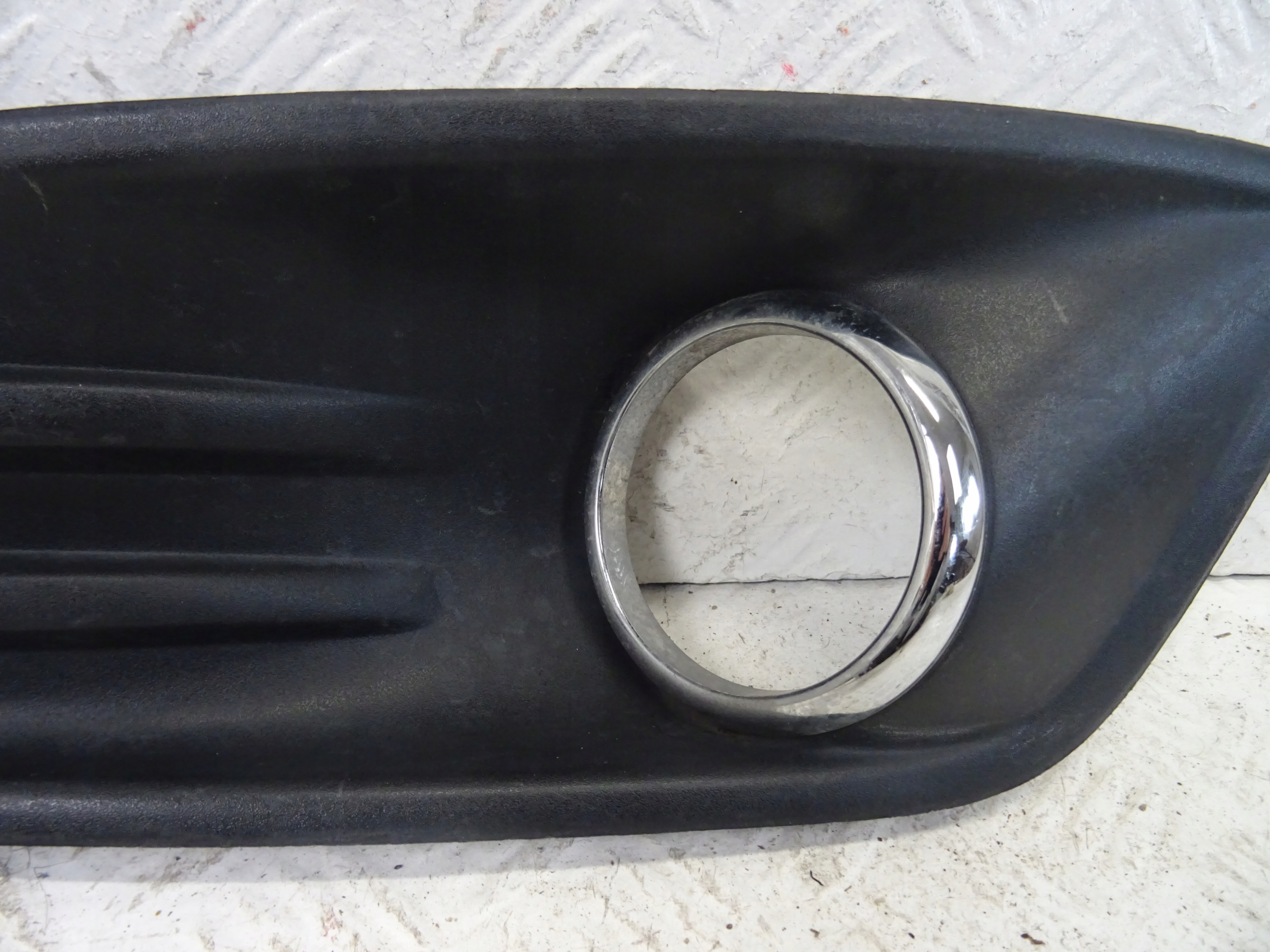 grid of a bumper front front left FORD FIESTA MK7 MK-7 C1BB-15A299-A