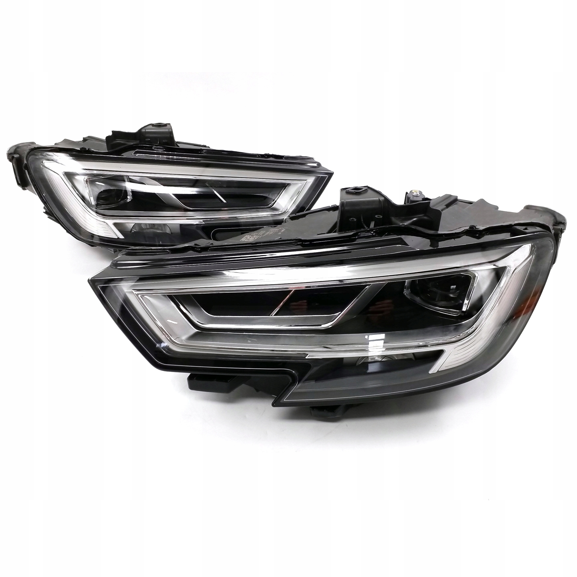 AUDI A3 v1,vk) Комплект reflektorowv0941033c