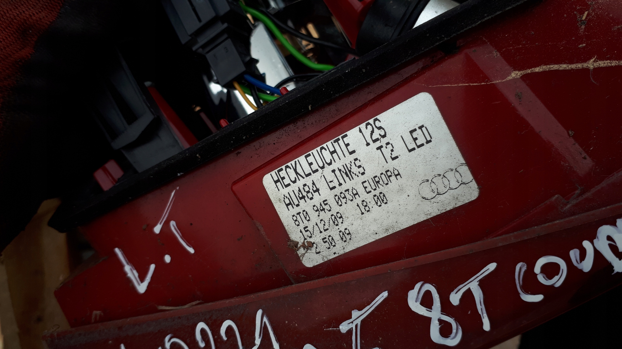 A5 8T light LED left rear part to the bonnet 8T0945093A