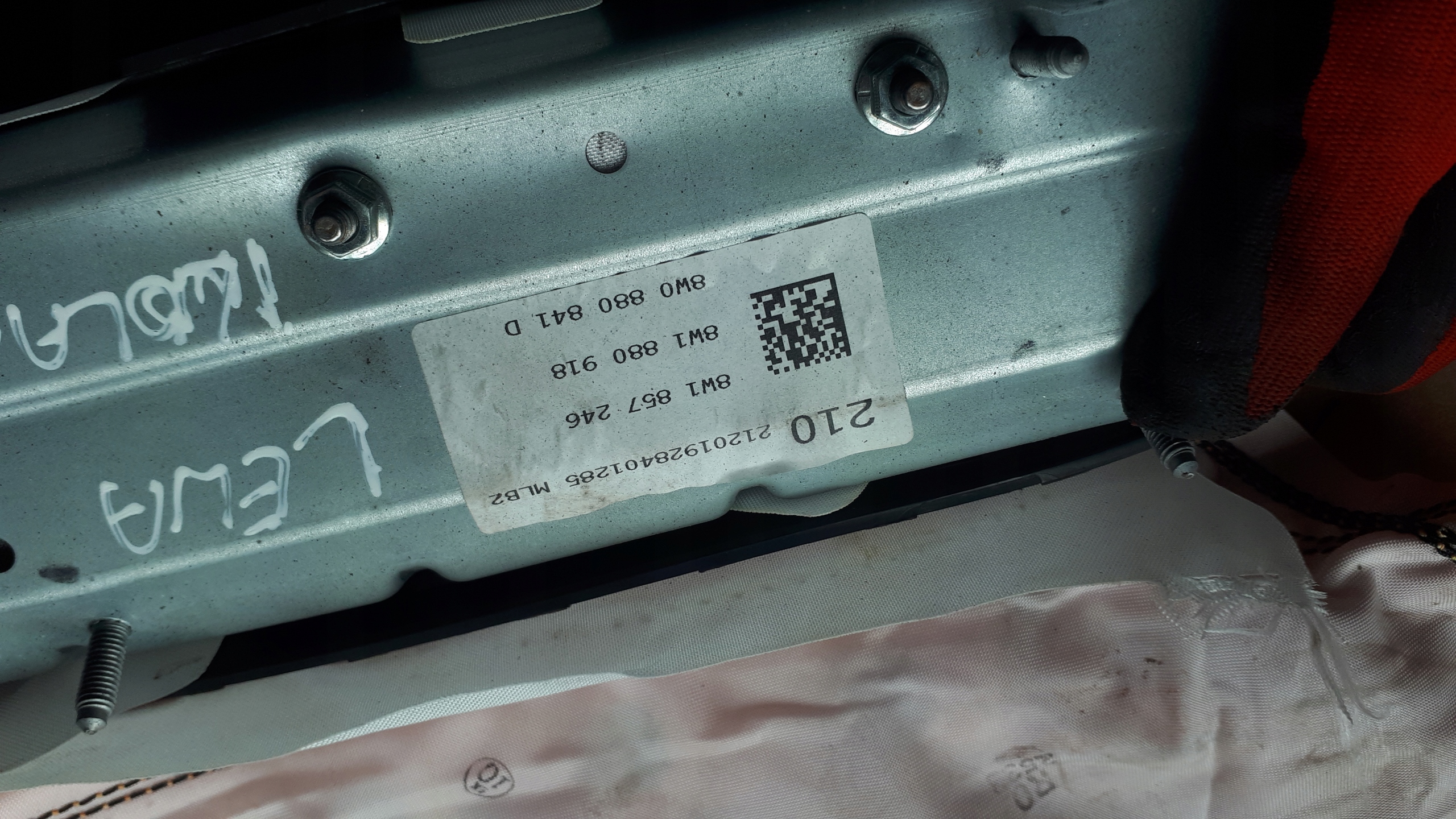 S4 B9 A4 8W подушка коленная левый 8W0880841D