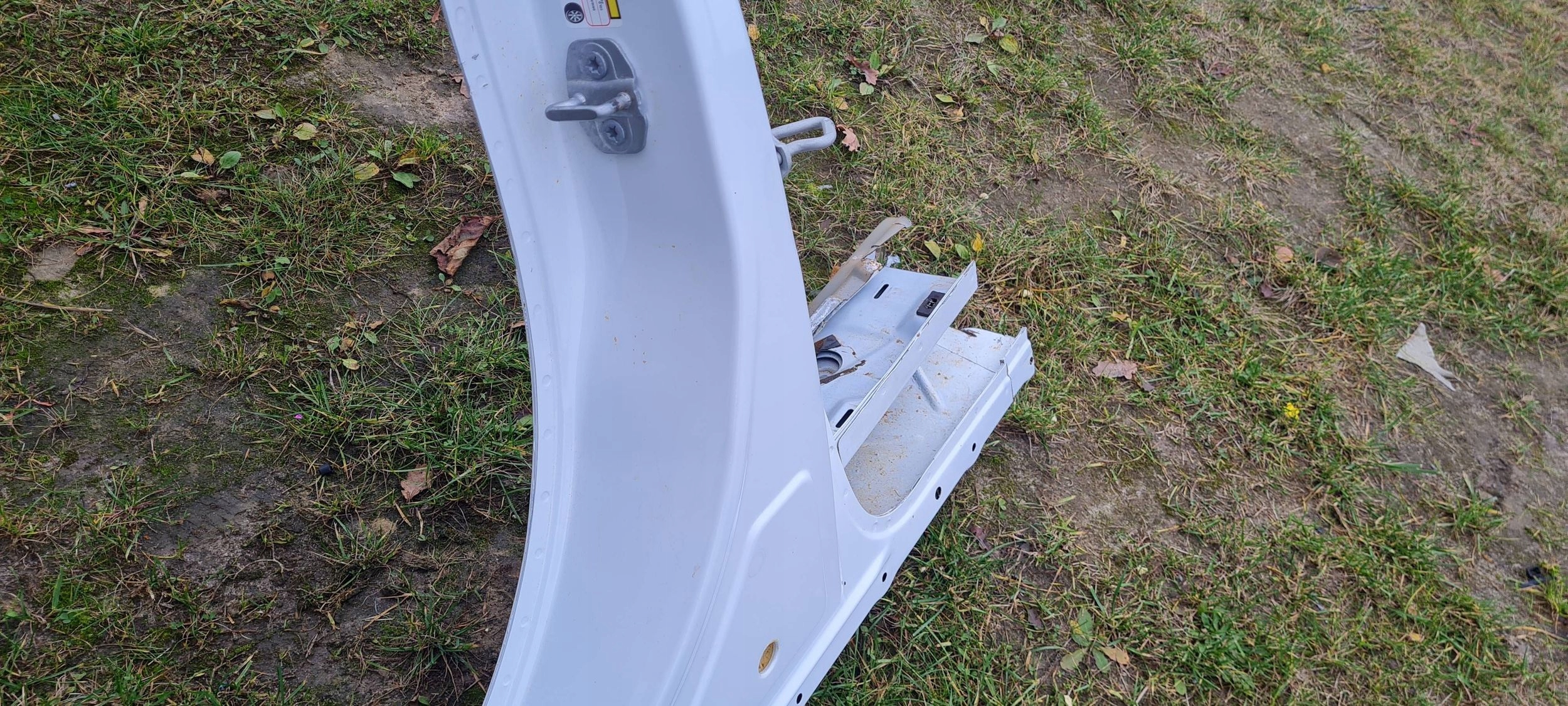 Chrysler Pacifica 2022 pillar side threshold of the threshold left quarter left PW7