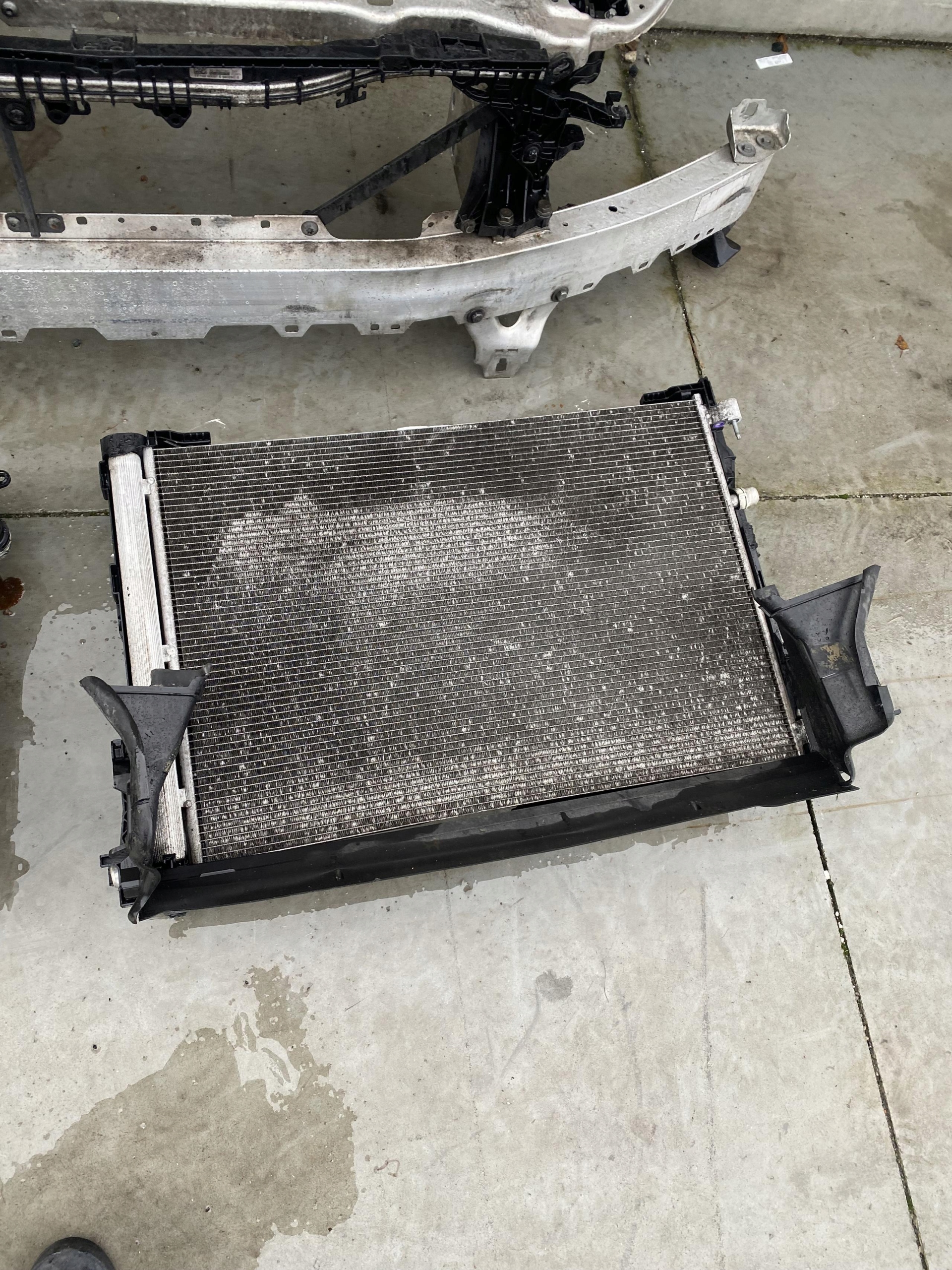 Mercedes E W213 2.0D pas przedni chłodnice Producent części Mercedes-Benz OE