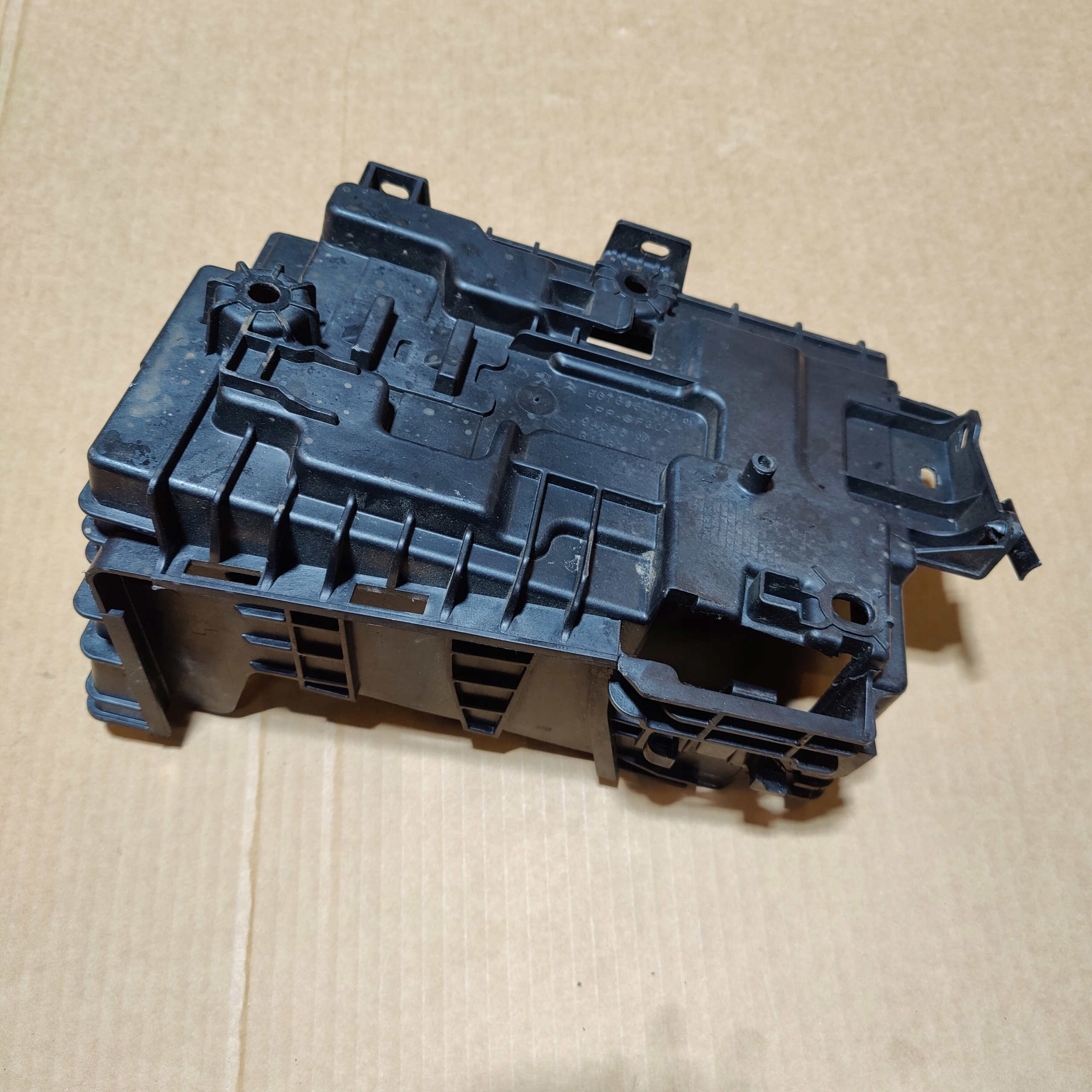 CITROEN C3 III PODSTAWA AKUMULATORA Producent części Citroen OE